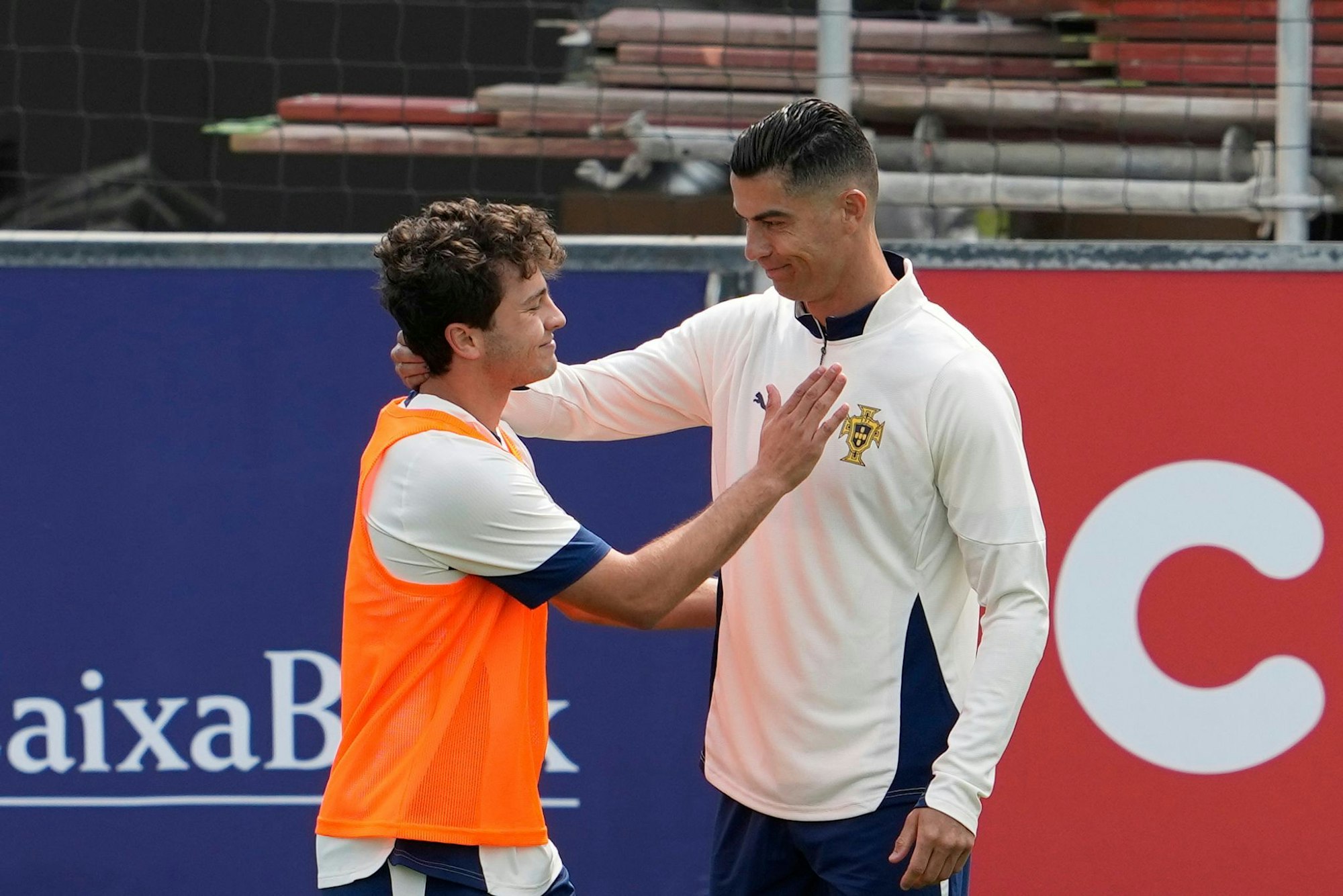 Portugals Kapitän Cristiano Ronaldo (r) mit Champions-League-Sieger Joao Neves beim Training.