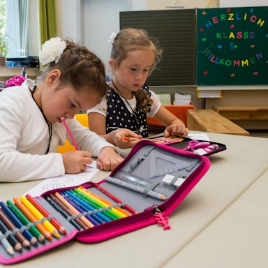 Zwei Erstklässlerinnen.