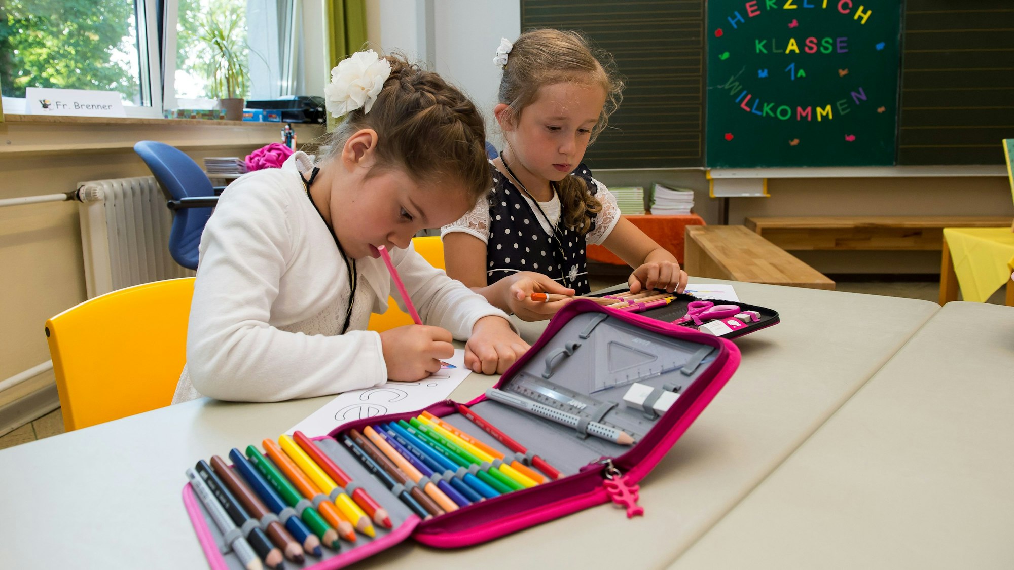 Zwei Erstklässlerinnen.