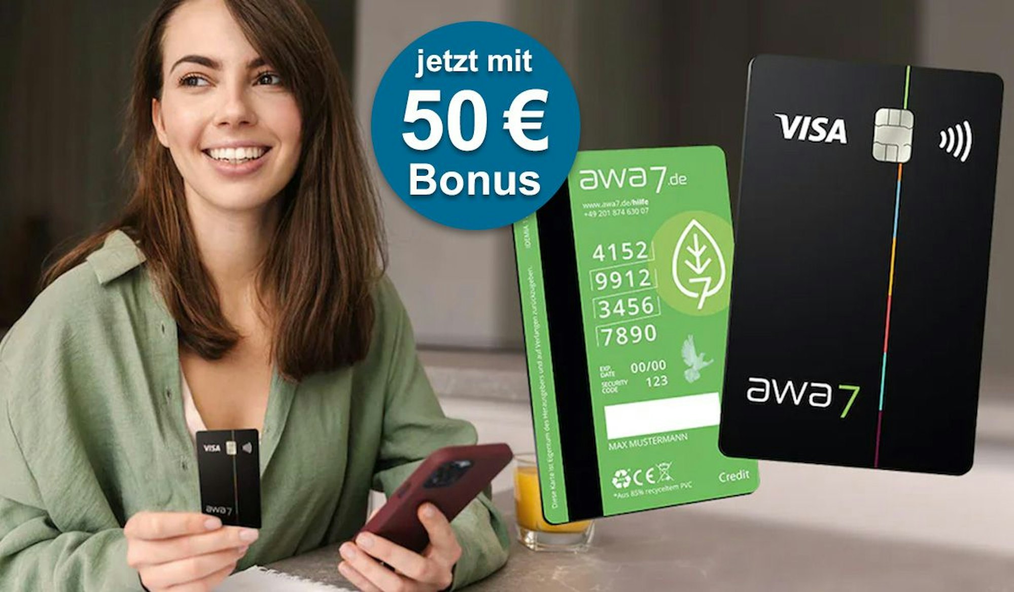 Junge Frau hält die awa7 Kreditkarte in der Hand und en Smartphone.