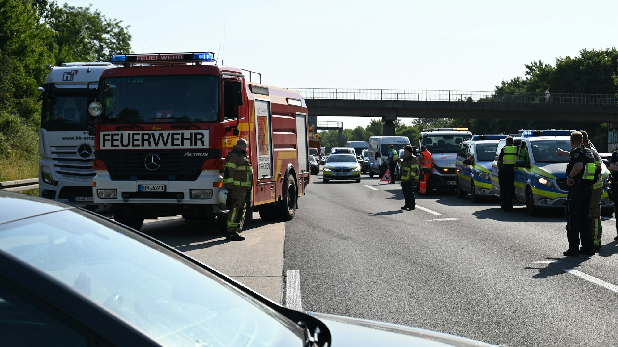Die Einsatzkräfte hatten wegen einer fehlenden Rettungsgasse erneut Probleme, zum Einsatzort auf der A4 zu gelangen.