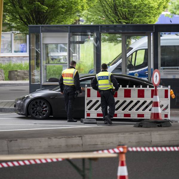 ARCHIV - 09.05.2025, Schweiz, Kreuzlingen: Deutsche Bundespolizisten kontrollieren ein Fahrzeug am Zollamt Konstanz-Autobahn an der Grenze zwischen Kreuzlingen in der Schweiz und Konstanz in Deutschland. Die neue Bundesregierung will mit zusätzlichen Grenzkontrollen und Zurückweisungen von Asylbewerbern gegen unerwünschte Migration vorgehen. (zu dpa: «Migrationsrechtler sieht bei Zurückweisungen offene Fragen») Foto: Gian Ehrenzeller/KEYSTONE/dpa +++ dpa-Bildfunk +++