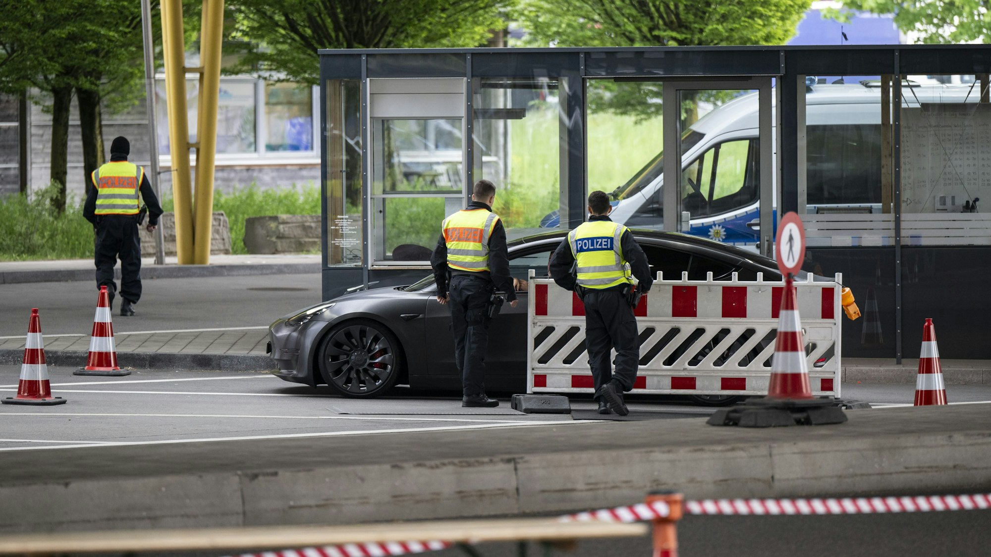 ARCHIV - 09.05.2025, Schweiz, Kreuzlingen: Deutsche Bundespolizisten kontrollieren ein Fahrzeug am Zollamt Konstanz-Autobahn an der Grenze zwischen Kreuzlingen in der Schweiz und Konstanz in Deutschland. Die neue Bundesregierung will mit zusätzlichen Grenzkontrollen und Zurückweisungen von Asylbewerbern gegen unerwünschte Migration vorgehen. (zu dpa: «Migrationsrechtler sieht bei Zurückweisungen offene Fragen») Foto: Gian Ehrenzeller/KEYSTONE/dpa +++ dpa-Bildfunk +++