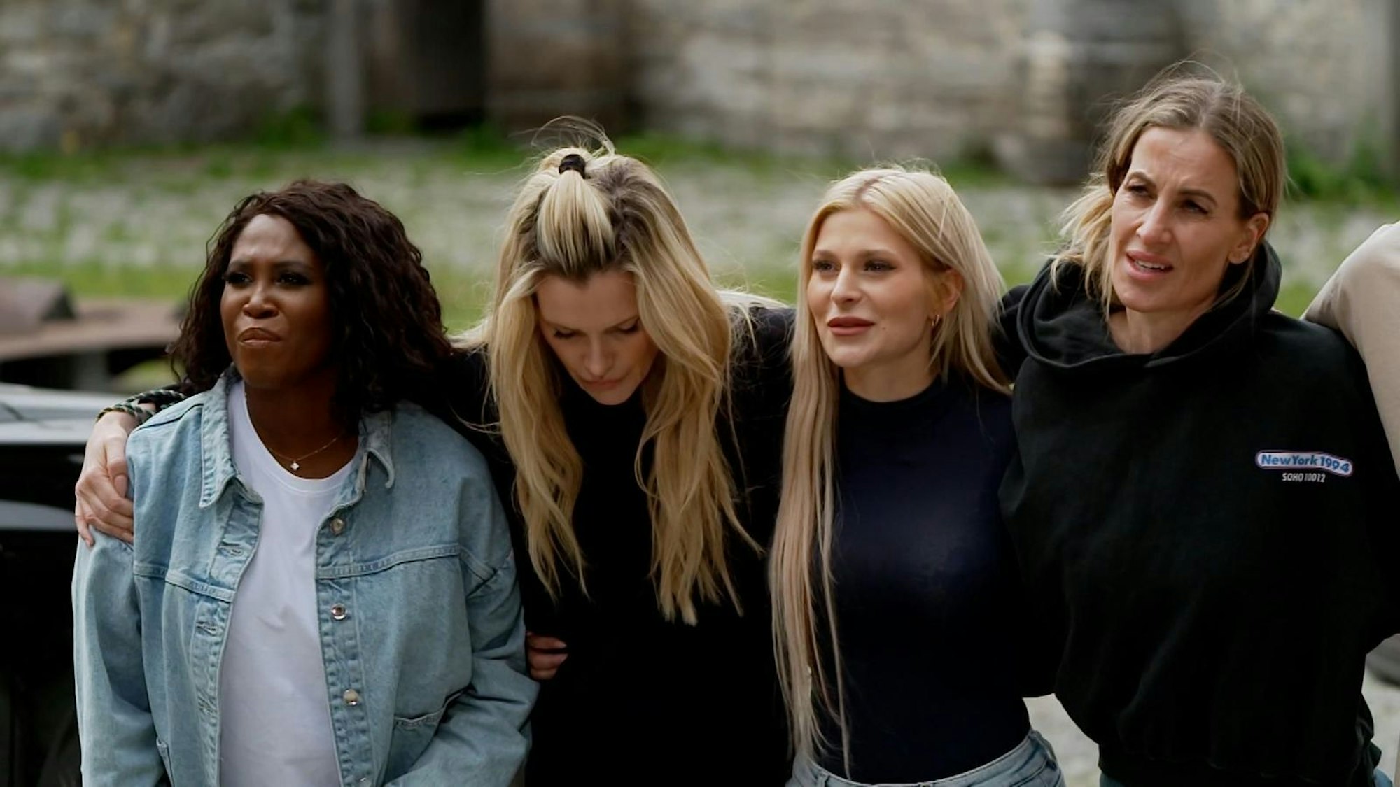 Arme Marie Reim (Zweite von rechts). Ausgerechnet ihre Freundinnen Motis Mabuse, Charlotte Würdig und Mirja du Mont, denen sie am meisten vertraute, waren ausnahmslos Verräterinnen. (Bild: RTL)