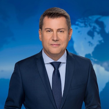 Jens Riewa in der ARD-„Tagesschau“-Kulisse.