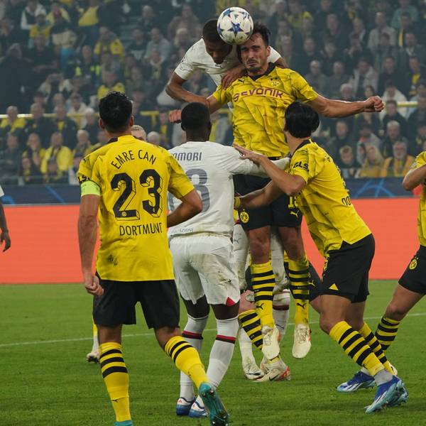Mats Hummels im Zweikampf mit Malik Thiaw von AC Mailand