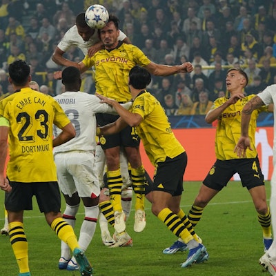 Mats Hummels im Zweikampf mit Malik Thiaw von AC Mailand