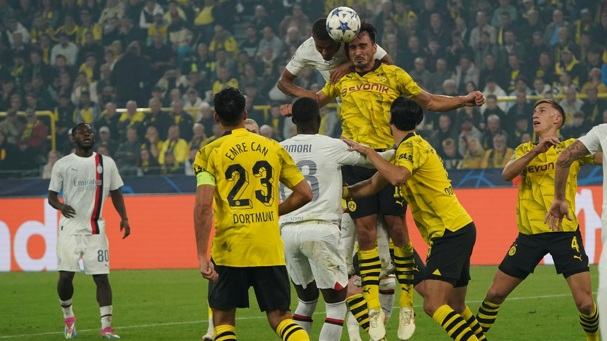 Mats Hummels im Zweikampf mit Malik Thiaw von AC Mailand