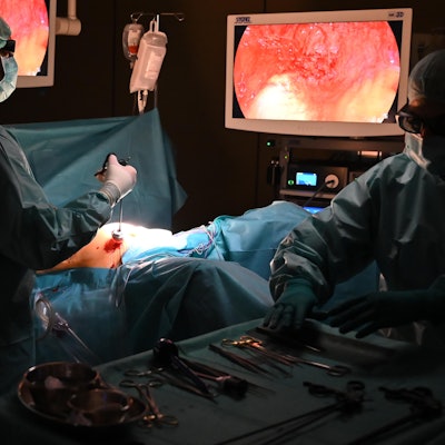 Szene aus einer OP von Professor Stefan Saad.