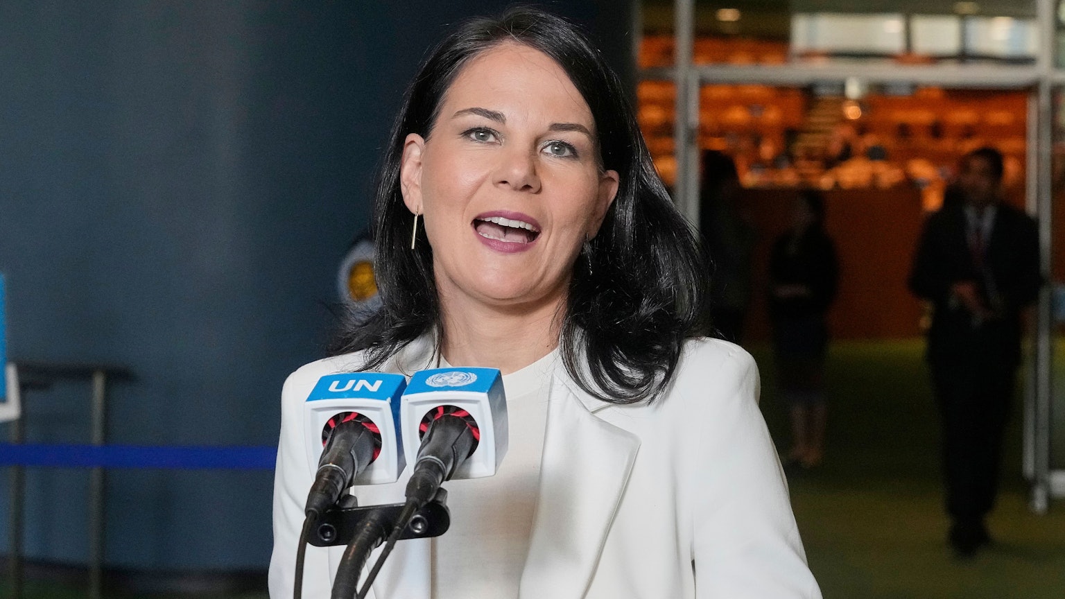 02.06.2025, USA, New York: Annalena Baerbock aus Deutschland spricht vor der Generalversammlung der Vereinten Nationen zu den Journalisten, nachdem sie zur Präsidentin der 80. Sitzung des Gremiums gewählt wurde. Foto: Richard Drew/AP/dpa +++ dpa-Bildfunk +++