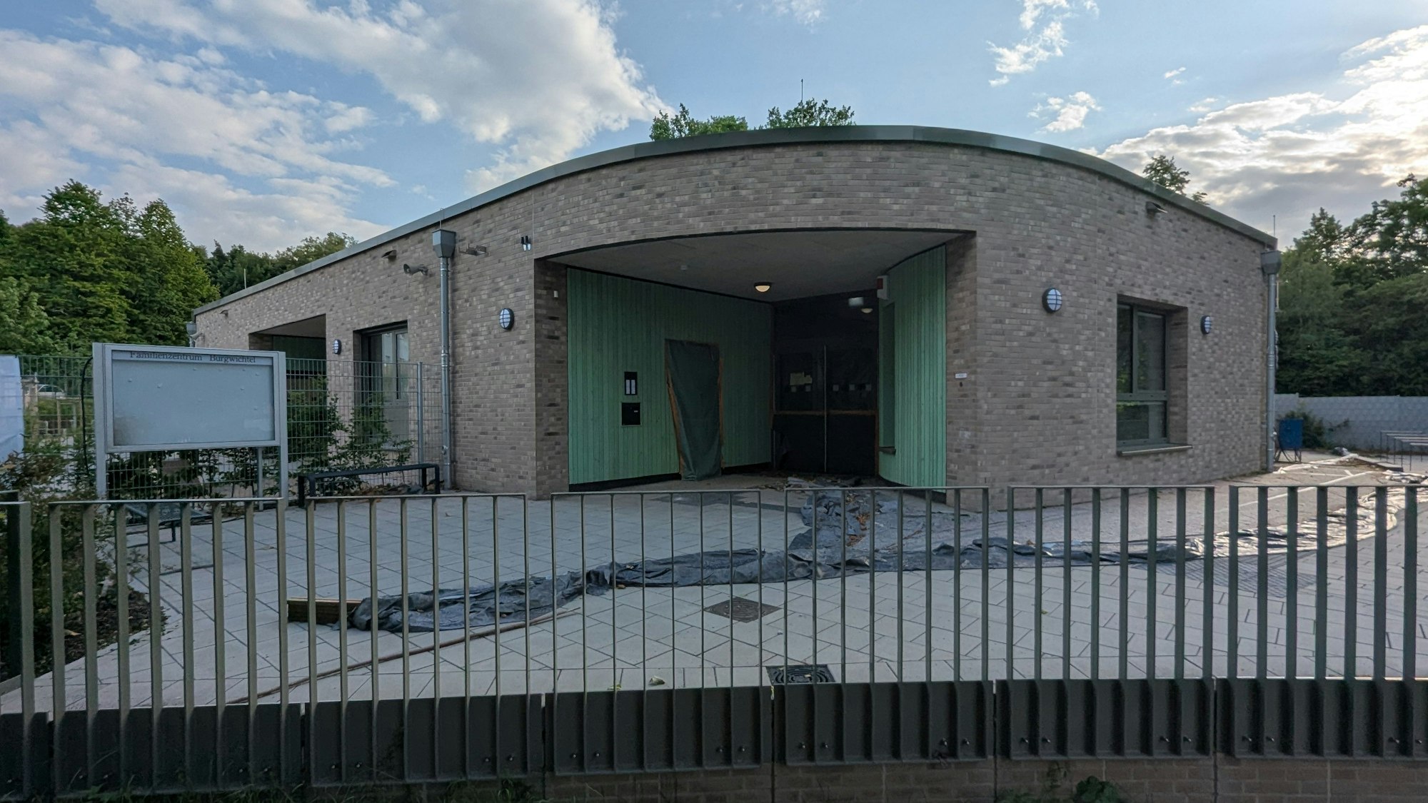 Das Foto zeigt die Kindertagesstätte Am Sonnenhang in Kendenich, die nach wie vor eine Baustelle ist.