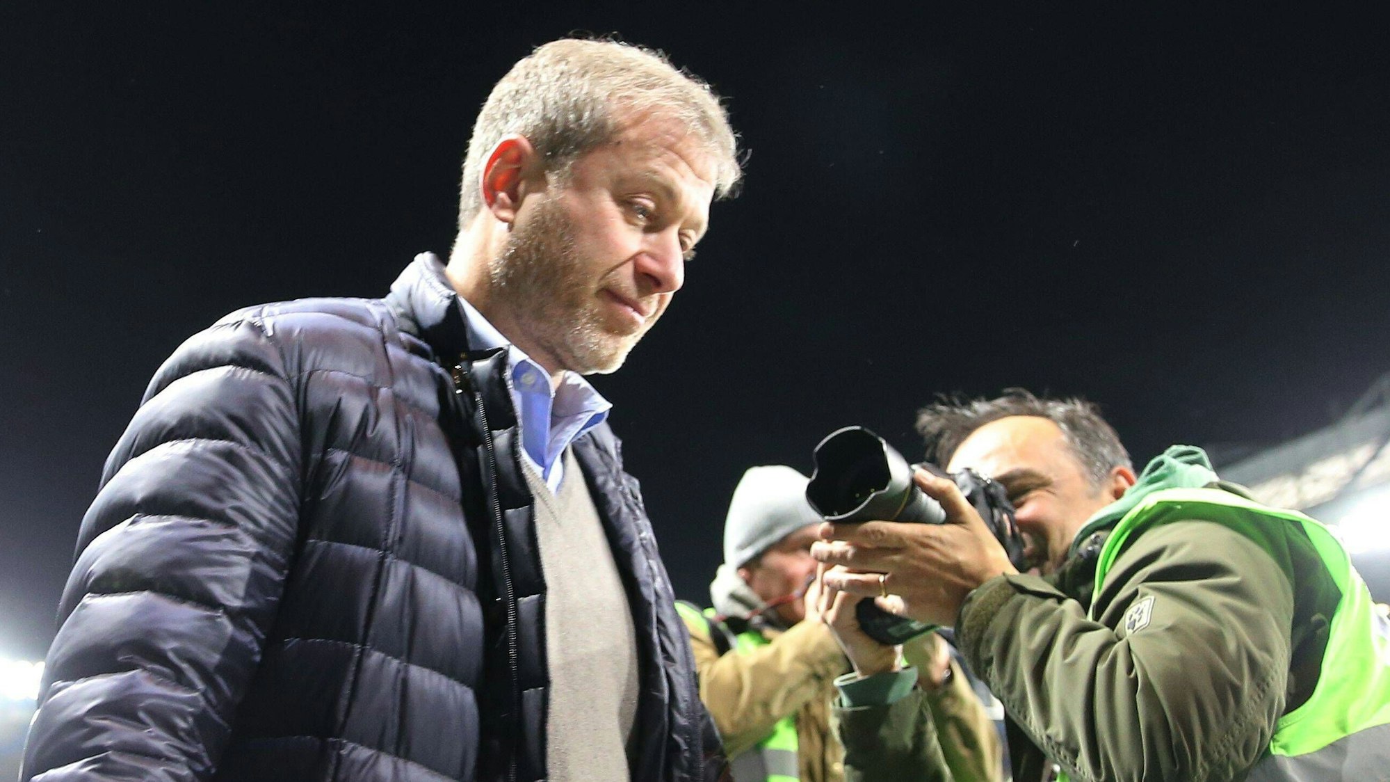 Roman Abramowitsch wird von Fotografen belagert.