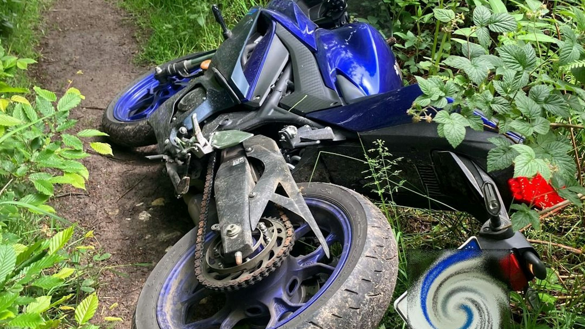 Ein Motorradfahrer flüchtete in Wermelskirchen mit einer gestohlenen Yamaha vor der Polizei und ließ das Fahrzeug später in einem Waldgebiet zurück.