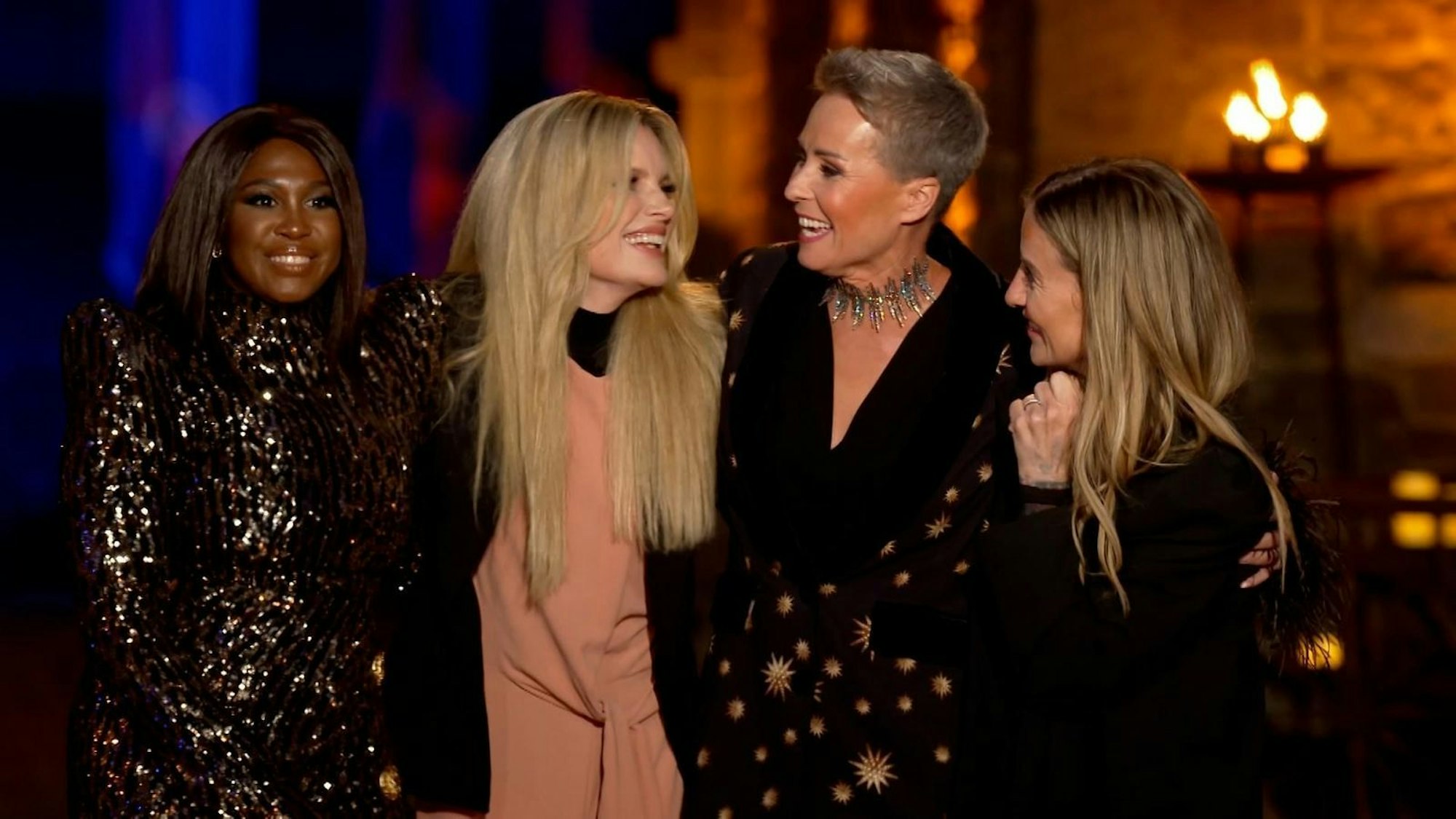 Spielleiterin Sonja Zietlow gratulierte den Verräterrinnen zum totalen Triumph. Charlotte, Mirjan und Motsi teilten sich die Gewinnsumme. Immerhin unter Verräterinnen gab es Loyalität. (Bild: RTL)