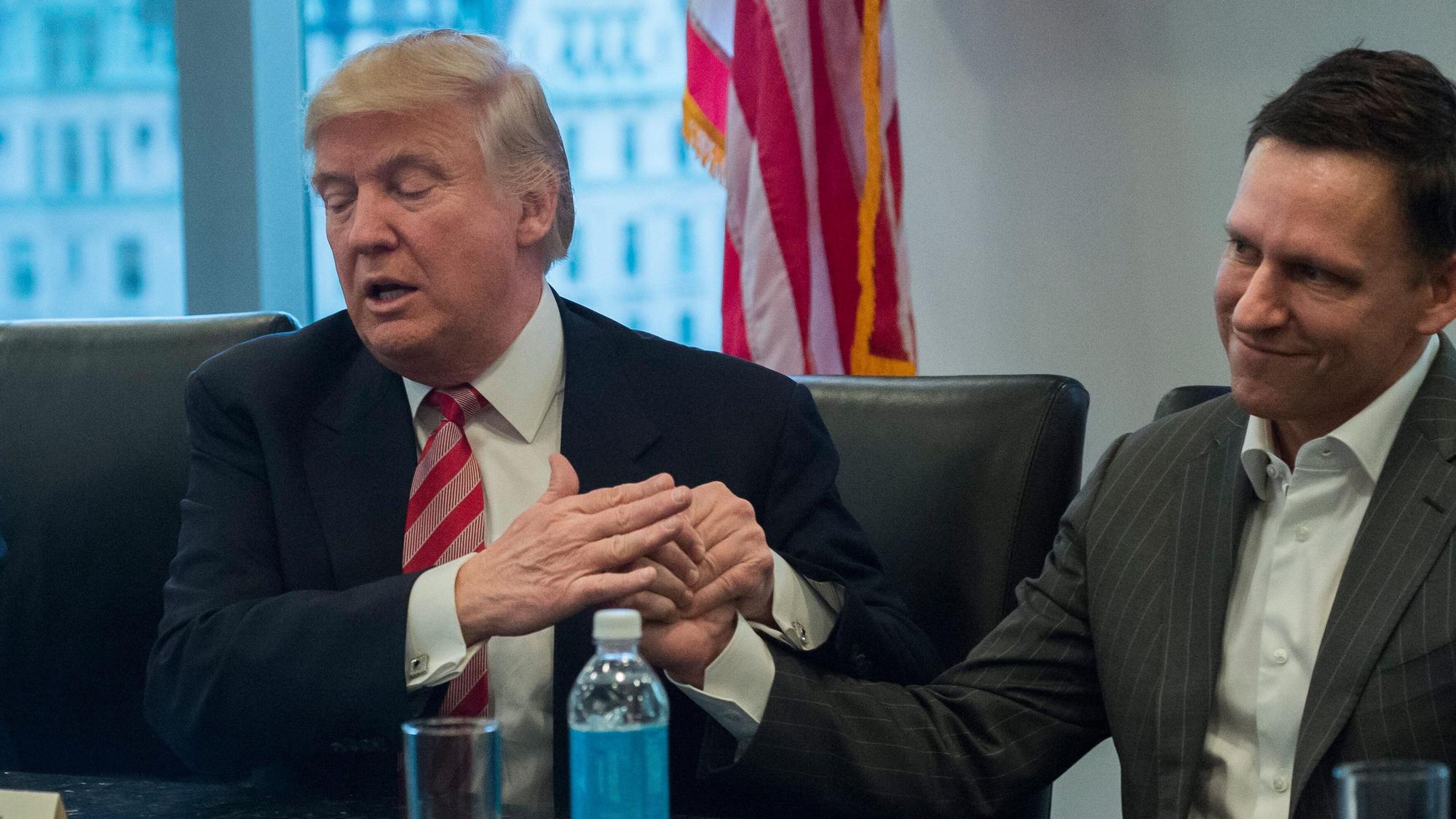 US-Präsident Donald Trump mit seinem Unterstützer, dem Tec-Unternehmer und Paypal-Gründer Peter Thiel.