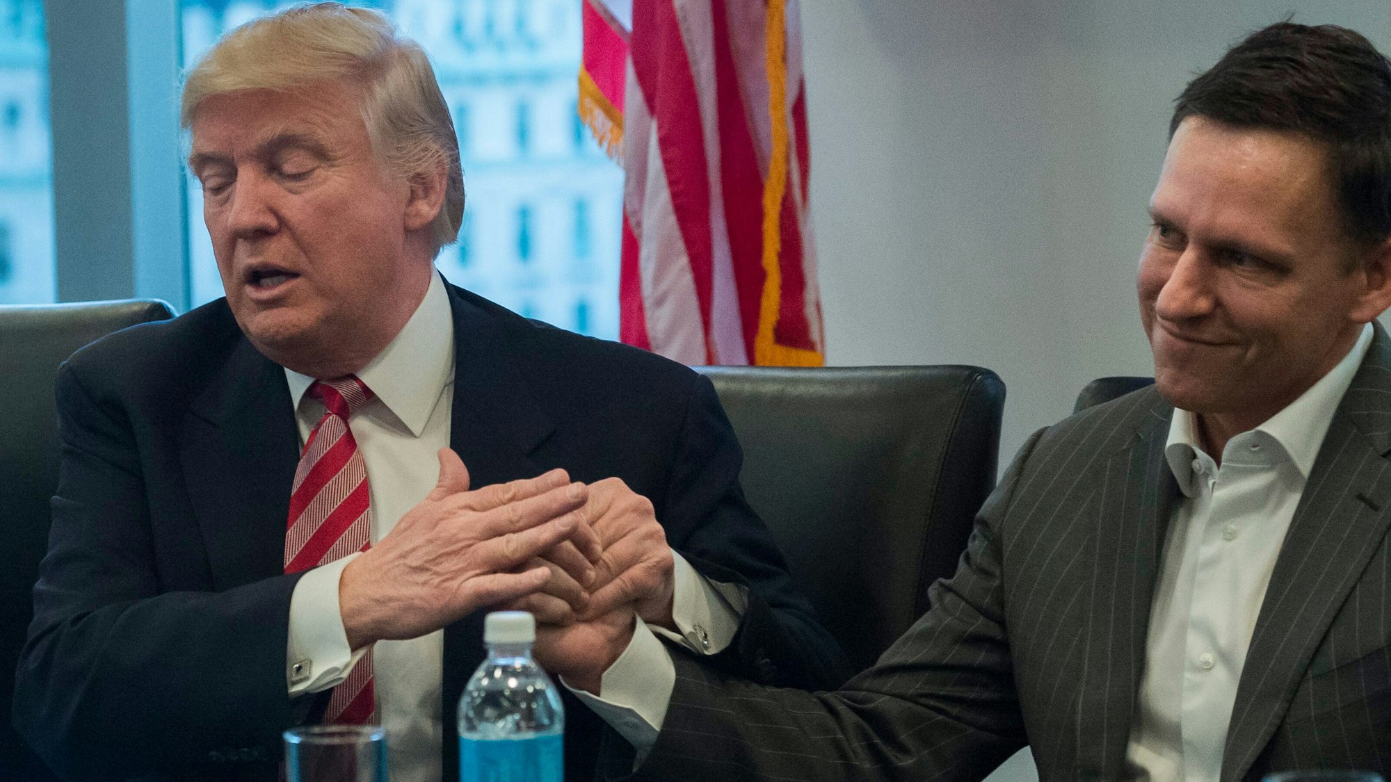 Ein seltener Moment im Rampenlicht: Trump tätschelt nach seiner ersten Wahl Ende 2016 Peter Thiel die Hand.