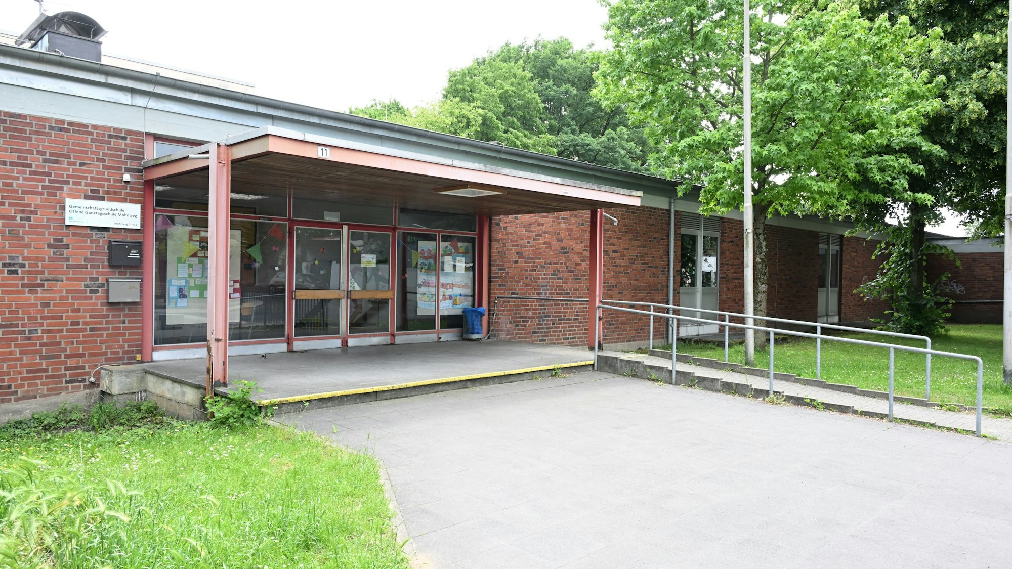 Zu sehen ist der Eingang des eingeschossigen Ziegelbaus.