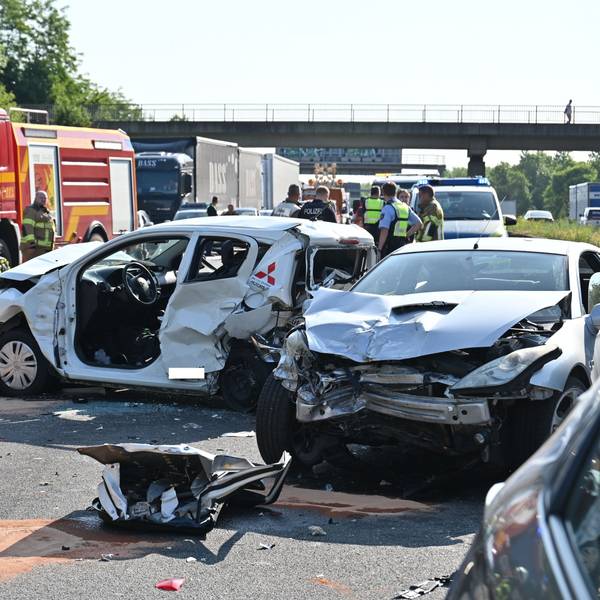 Unfall auf der A4 zwischen Frechen und Kerpen mit mehreren beteiligten Autos und Verletzten.