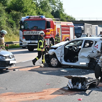 Unfall auf der A4 zwischen Frechen und Kerpen mit mehreren beteiligten Autos und Verletzten.