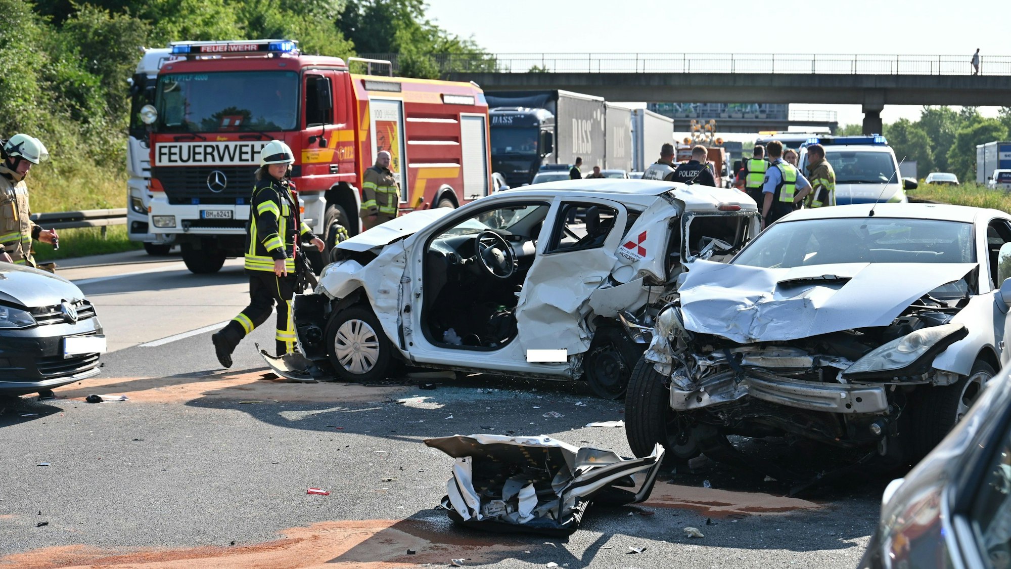 Unfall auf der A4 zwischen Frechen und Kerpen mit mehreren beteiligten Autos und Verletzten.