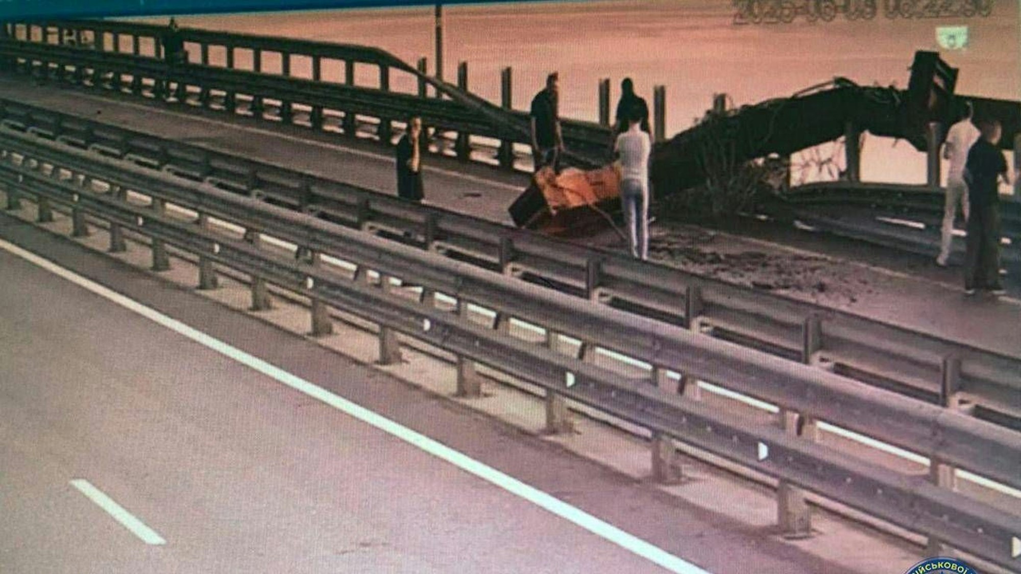 Ein Bild des ukrainischen Geheimdienst SBU soll Schäden an der Krim-Brücke zeigen.