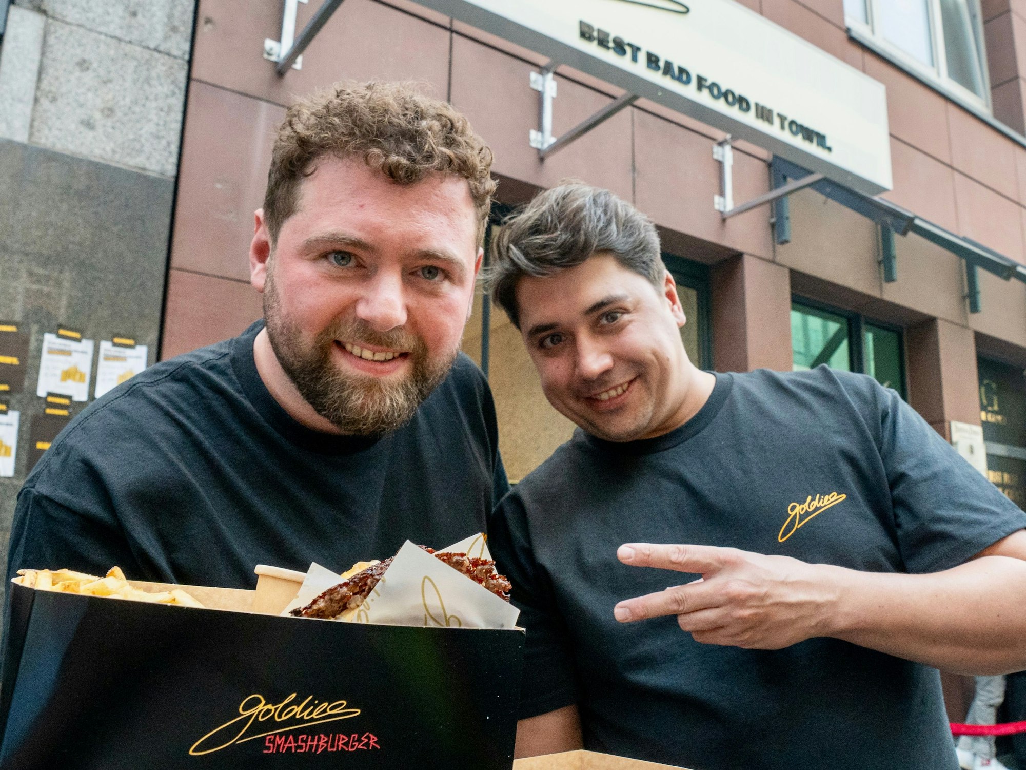 Die Betreiber der Goldies Burgerkette, die nun auch einen Laden in Köln eröffnen.
