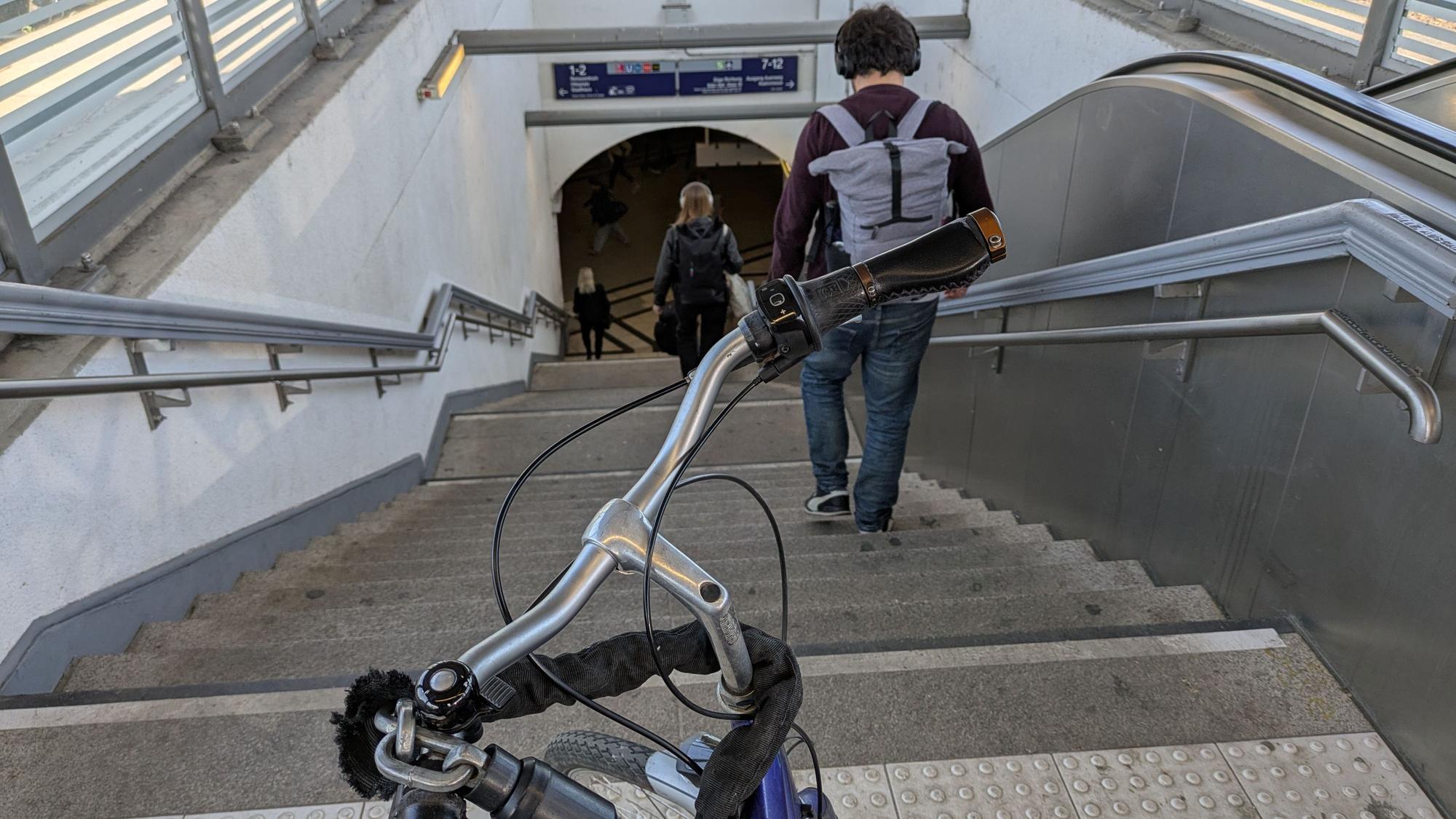 Ein Treppenabgang im Köln-Deutzer Bahnhof