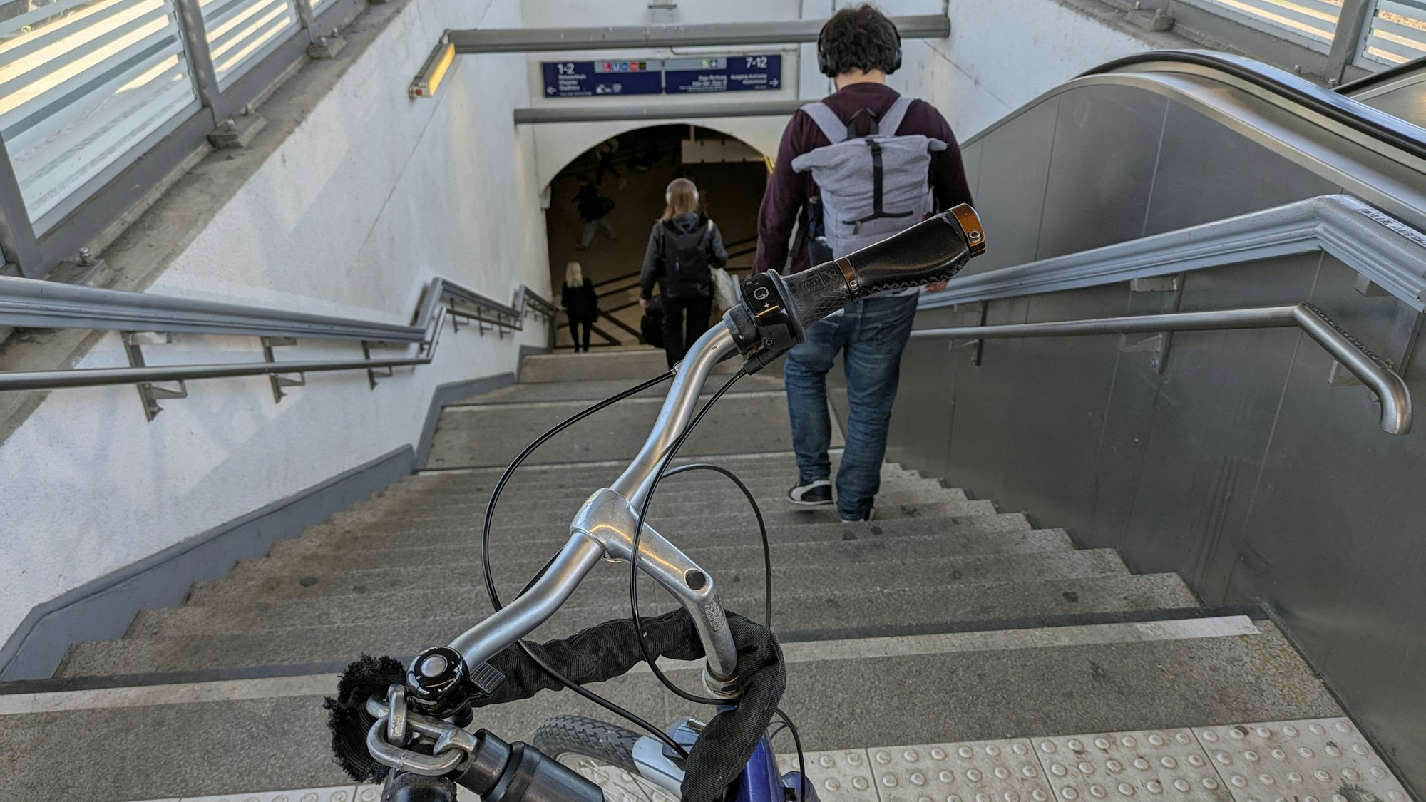 Ein Treppenabgang im Köln-Deutzer Bahnhof