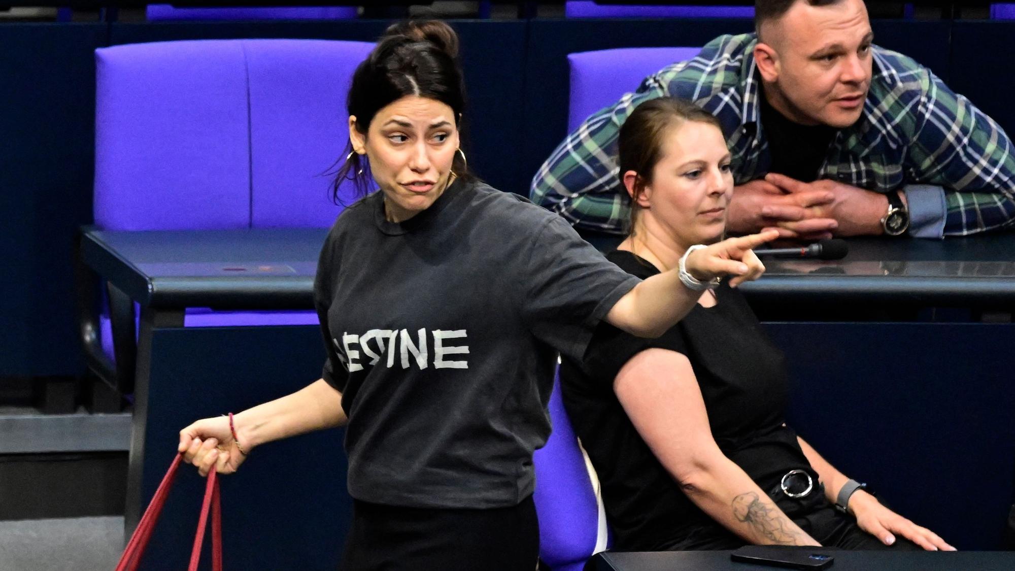 Die Linken-Abgeordnete Cansin Köktürk verlässt den Plenarsaal, nachdem sie wegen eines „Palestine“-T-Shirts von Bundestagspräsidentin Julia Klöckner des Saals verwiesen wurde. Berlin, 4. Juni 2025.
