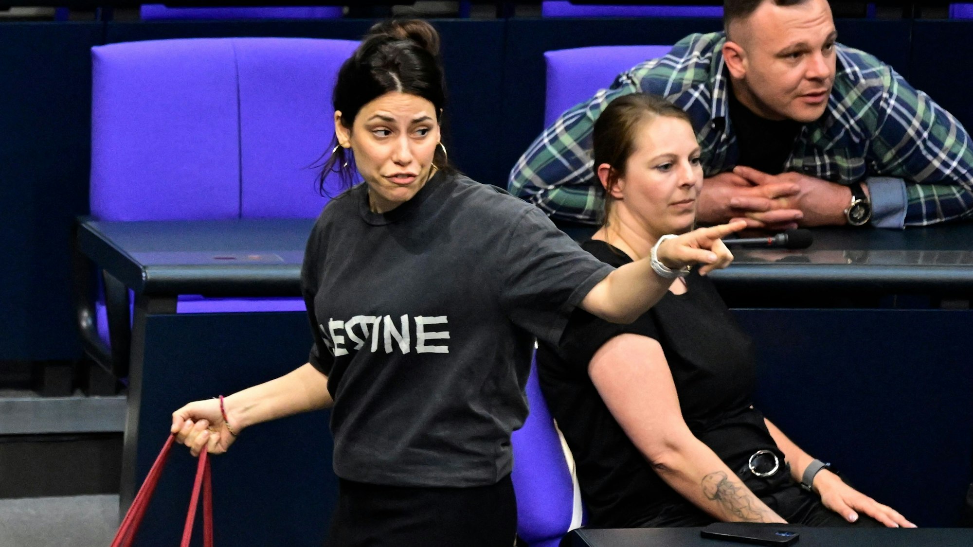 Die Linken-Abgeordnete Cansin Köktürk verlässt den Plenarsaal, nachdem sie wegen eines „Palestine“-T-Shirts von Bundestagspräsidentin Julia Klöckner des Saals verwiesen wurde. Berlin, 4. Juni 2025.