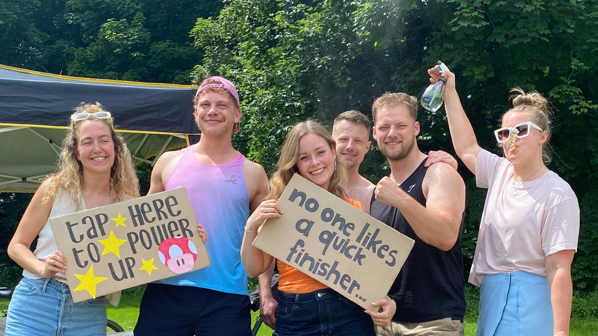 Freunde jubeln mit Robin Pfleger, der 147 km um den Decksteiner Weiher gelaufen ist.