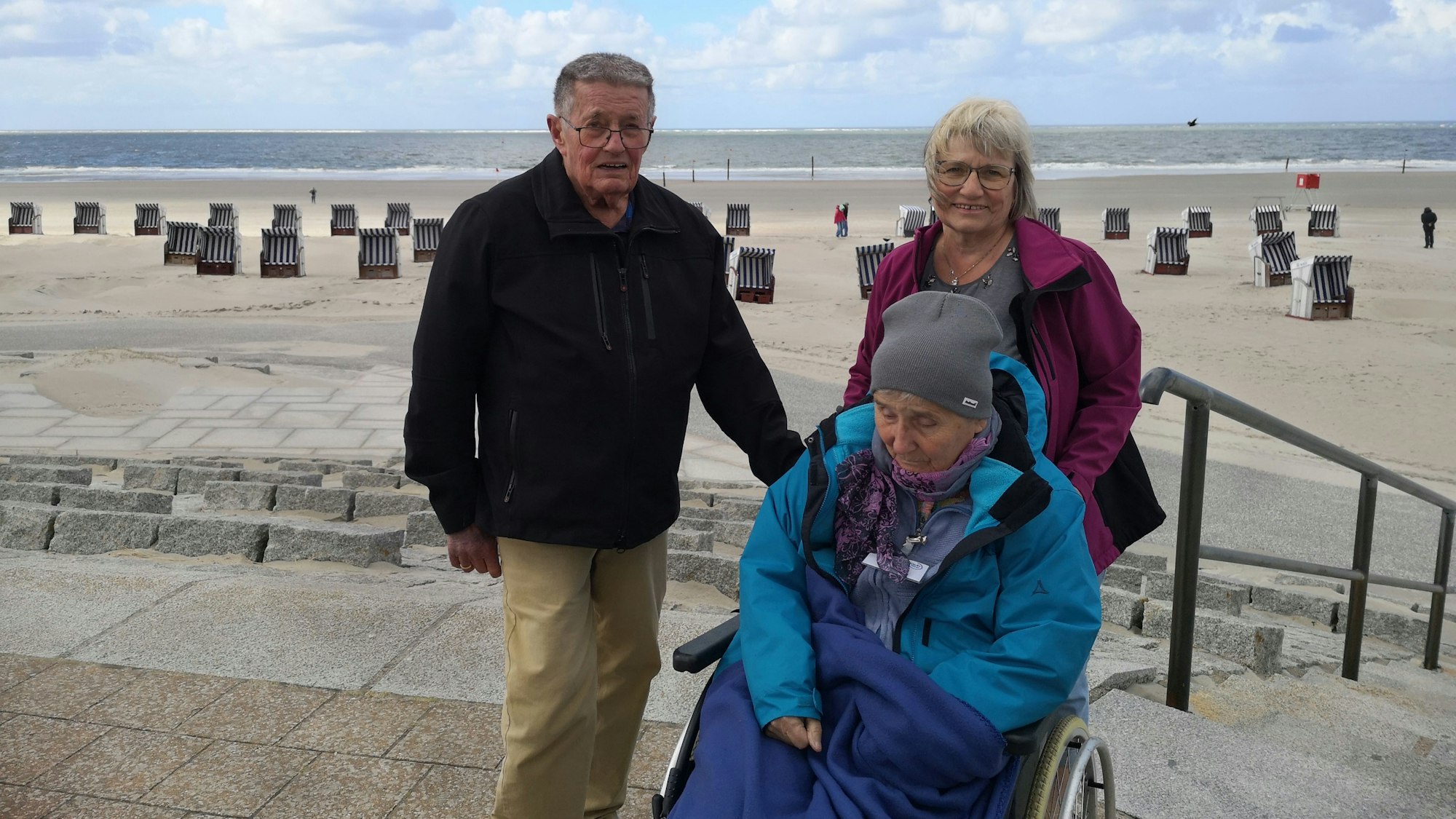 Ehepaar Sobotta mit Reisebegleiterin Margret Bigerl auf Norderney