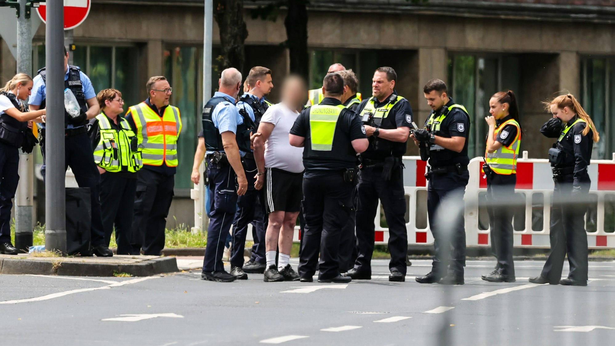 An einer Sperrstelle haben Beamte einen Mann aufgehalten, der zuvor versucht haben soll, mit einem Fahrrad in das Evakuierungsgebiet zu fahren.