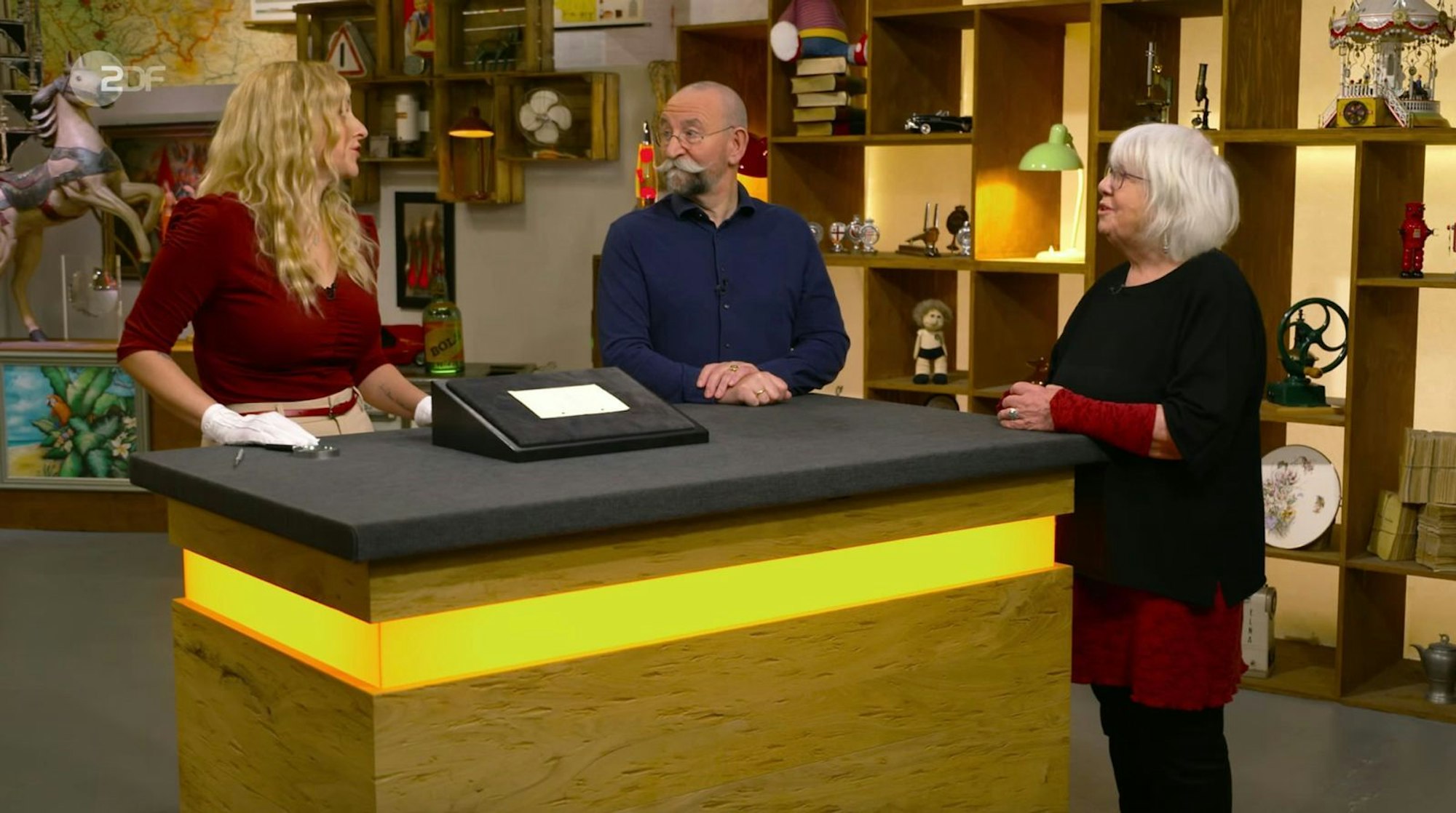 Verkäuferin Mechthild hoffte in der Mittwochsausgabe der ZDF-Trödelshow „Bares für Rares“, dass ihre Autogramme „echte Raritäten“ sind. (Bild: ZDF)