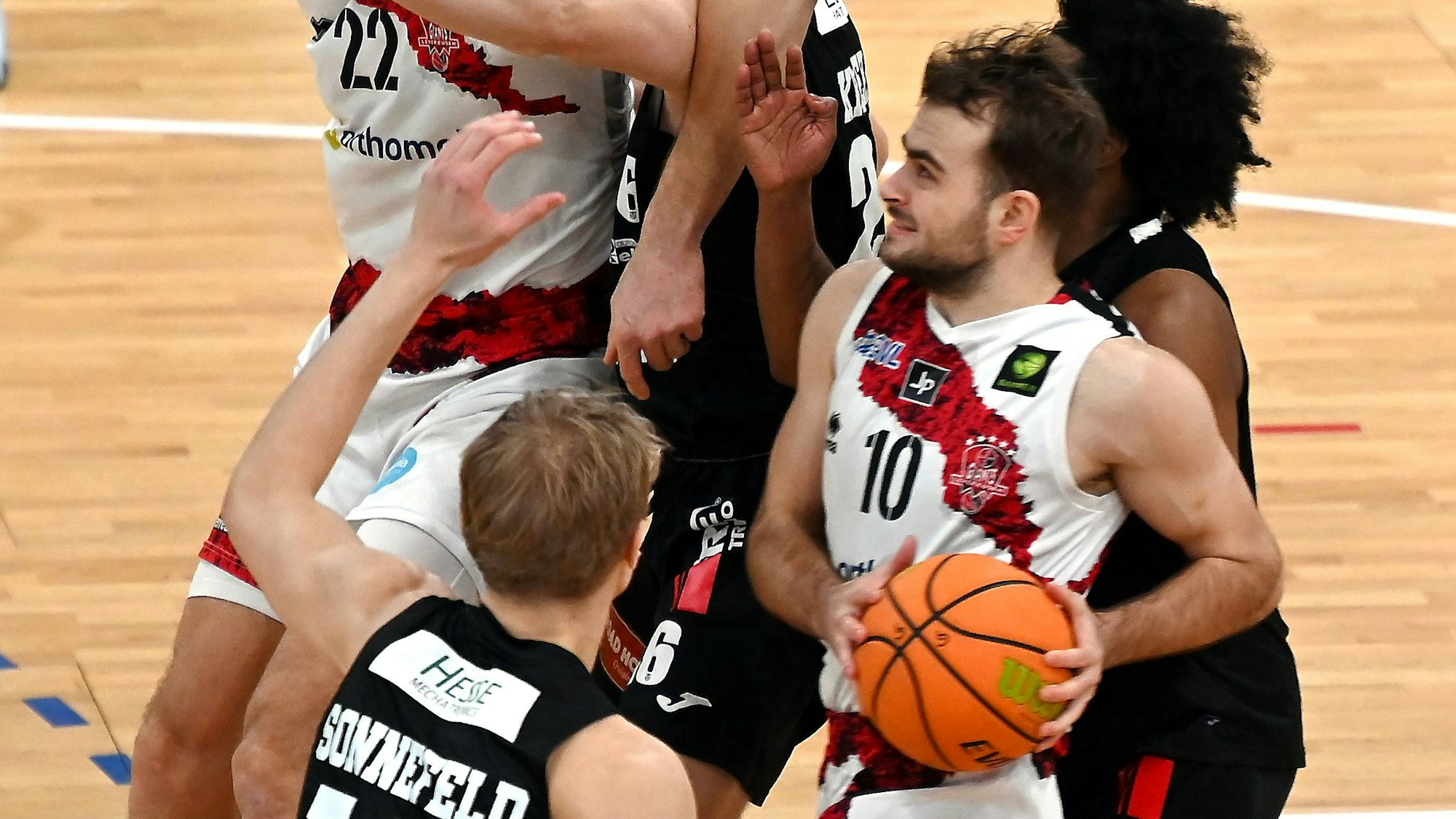 08.02.2025, Basketball-Bayer Giants Lev-Paderborn
am Ball: Sebastian Brach (Bayer)
Foto: Uli Herhaus
