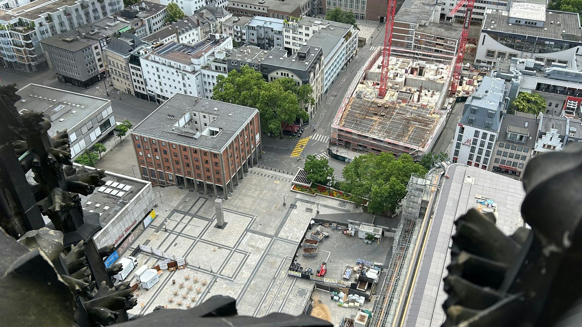 04.06.2025
Köln:
Blick auf die menschenleere, evakuierte Altstadt und das Rheinufer. Nach dem Fund von drei Weltkriegsbomben kommt es heute zur größten Evakuierung in Köln seit dem Zweiten Weltkrieg.