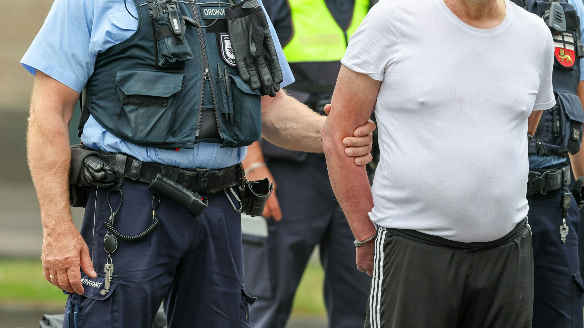 04.06.2025, Nordrhein-Westfalen, Köln: An einer Sperrstelle hat das Ordnungsamt der Stadt Köln einen Mann festgenommen, der zuvor versucht hatte mit einem Fahrrad in das Evakuierungsgebiet zu fahren. Am Montag waren im Stadtteil Deutz drei Bomben aus dem Zweiten Weltkrieg entdeckt worden. Foto: Christoph Reichwein/dpa +++ dpa-Bildfunk +++