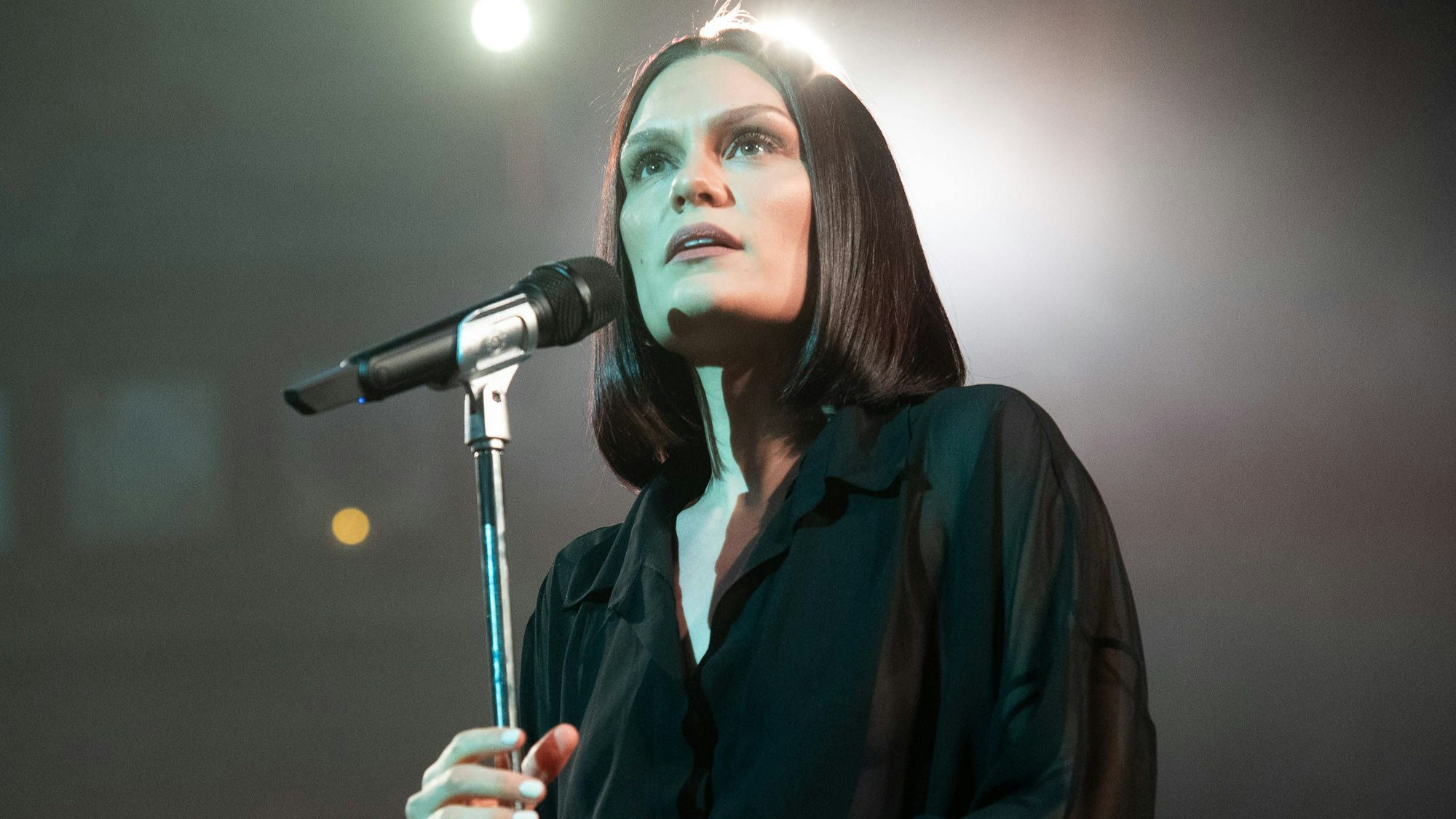Sängerin Jessie J singt in ein Mikro.