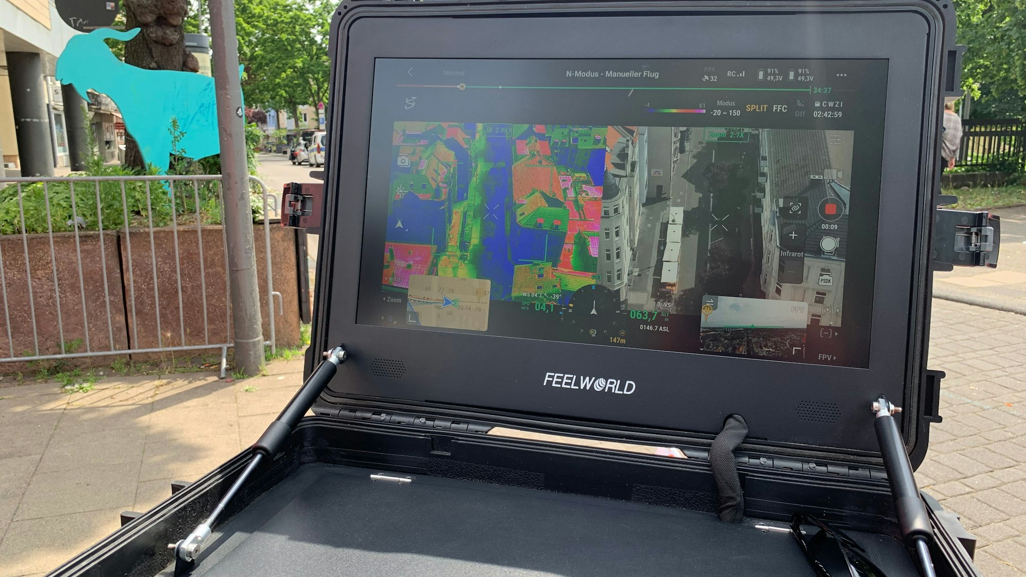 Die Feuerwehr Köln setzt erstmals eine Drohne ein, um zu kontrollieren, ob sich im Evakuierungsgebiet noch irgendwo Menschen aufhalten.