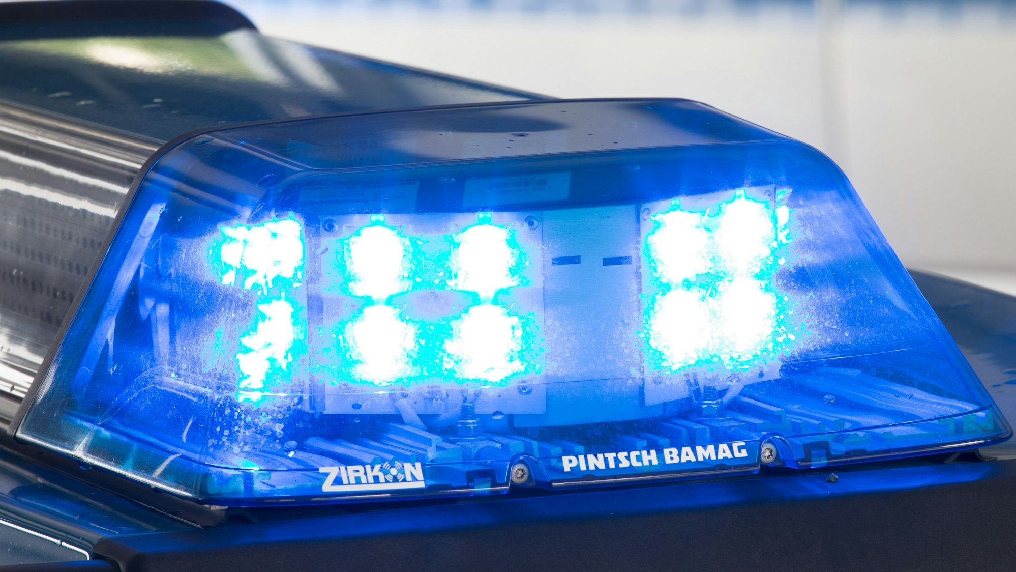 Ein Blaulicht leuchtet auf dem Dach eines Polizeiwagens.