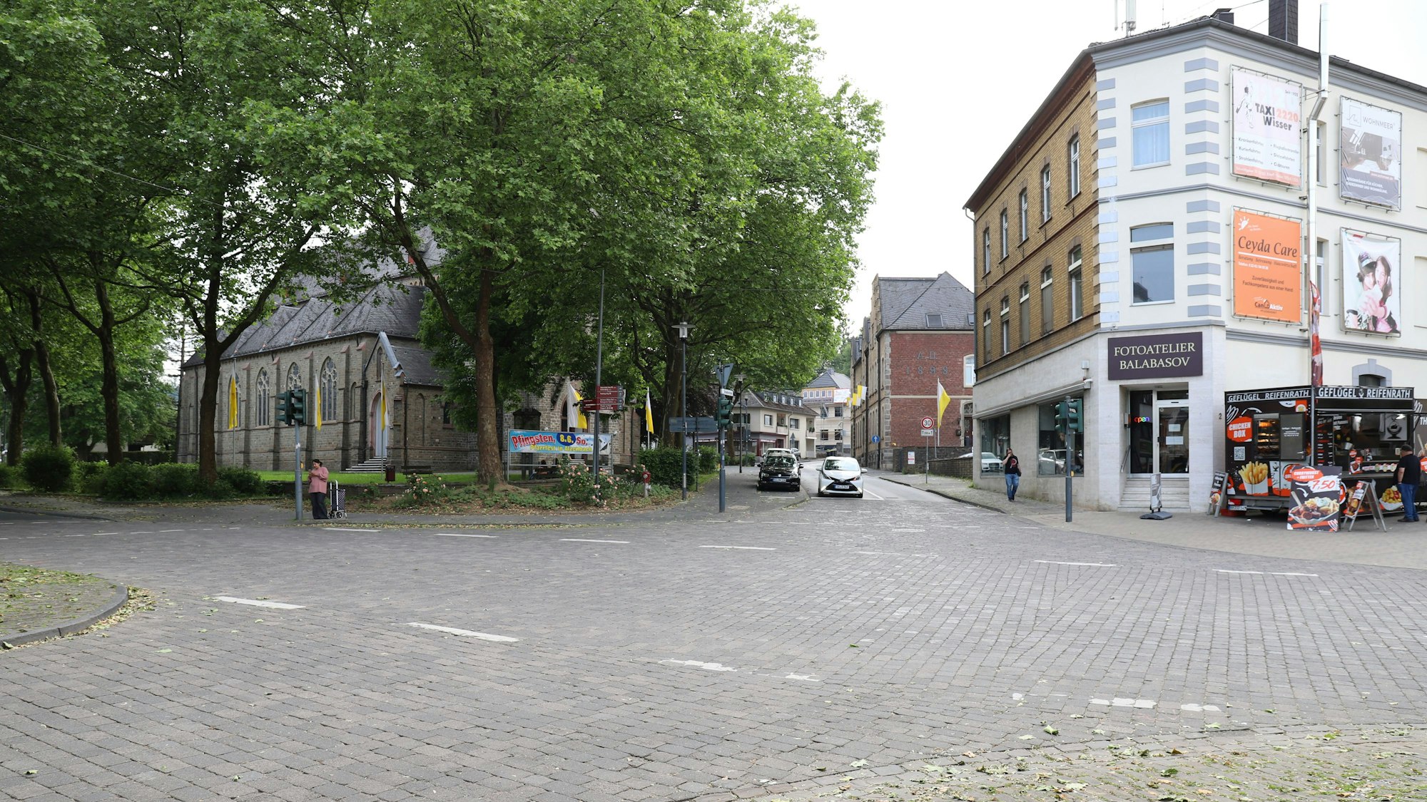 Die beampelte Kreuzung Schoellerstraße, L 86, Markt soll zu einem Kreisverkehr umgebaut werden.