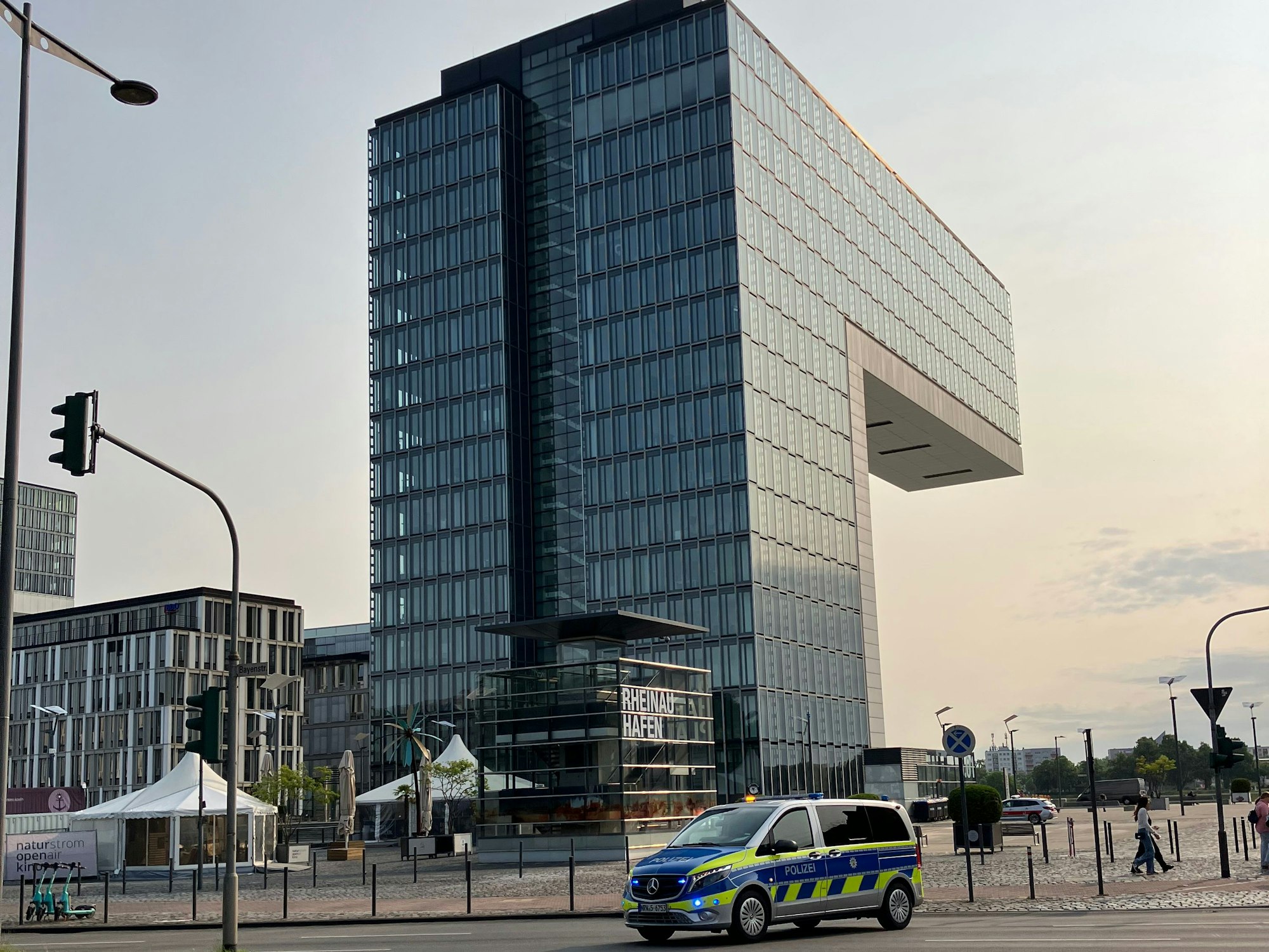 Ungewöhnlicher Blick auf einen fast leeren Rheinauhafen am Tag der Evakuierung