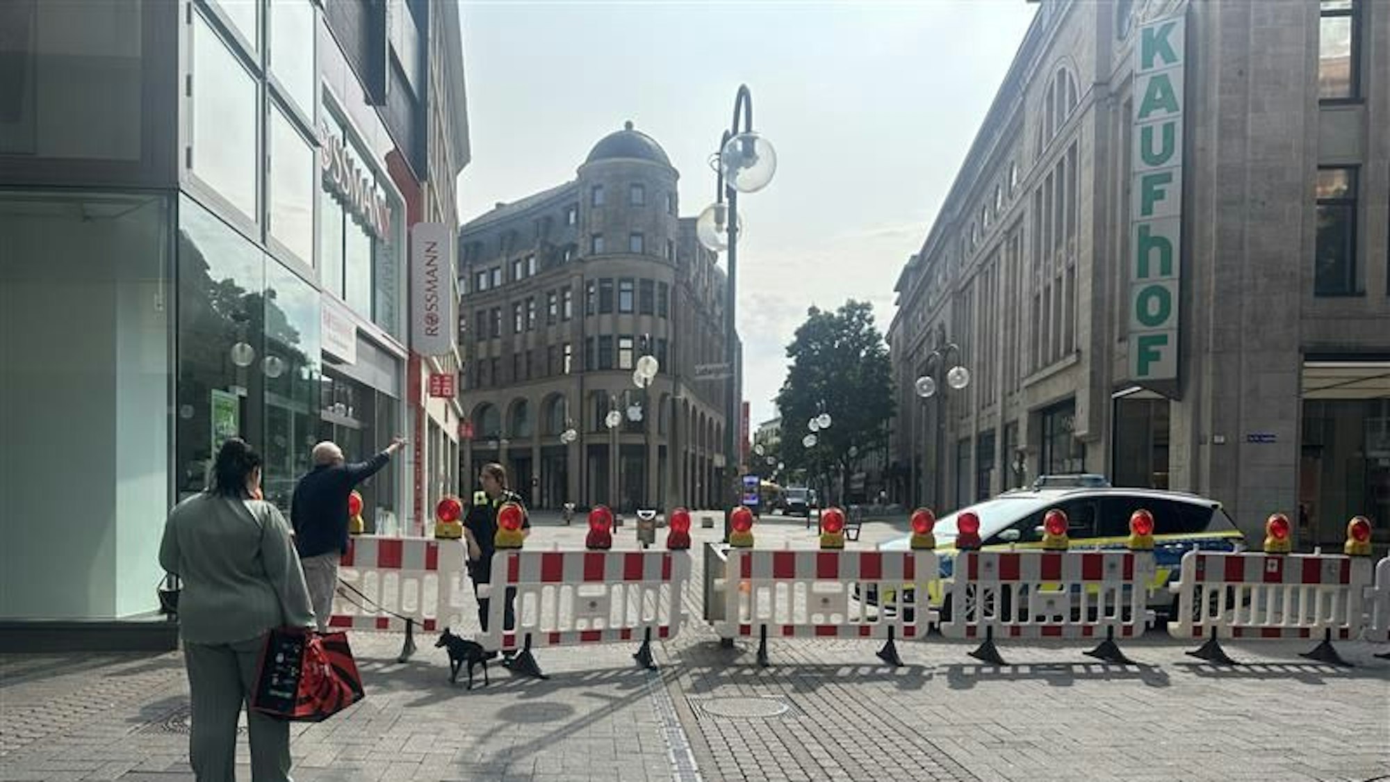 An den Absperrungen in der Innenstadt muss das Ordnungsamt teilweise noch Aufklärungsarbeit leisten.