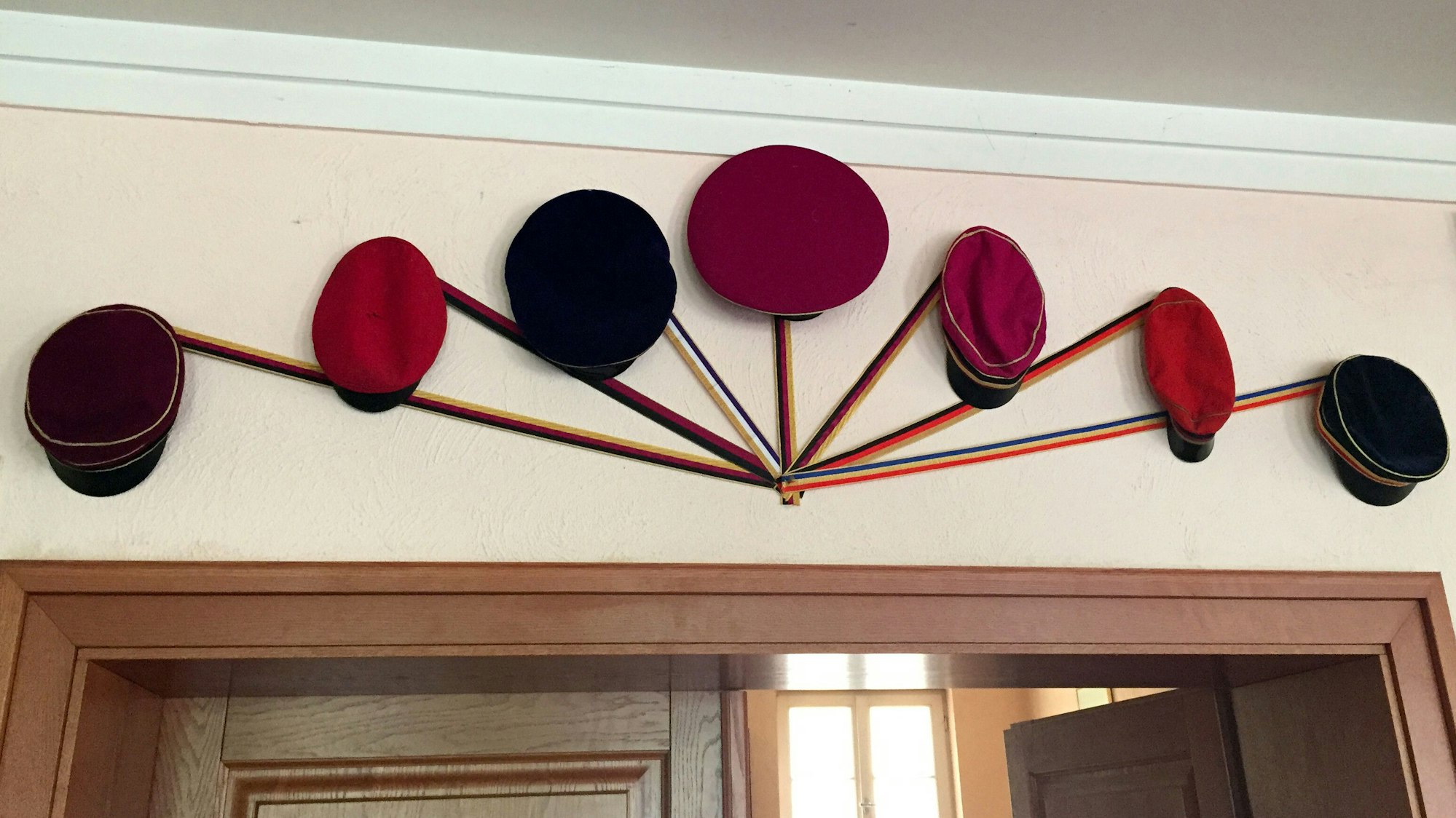 Hüte von Burschenschaftlern schmücken den Festsaal (Symbolfoto).