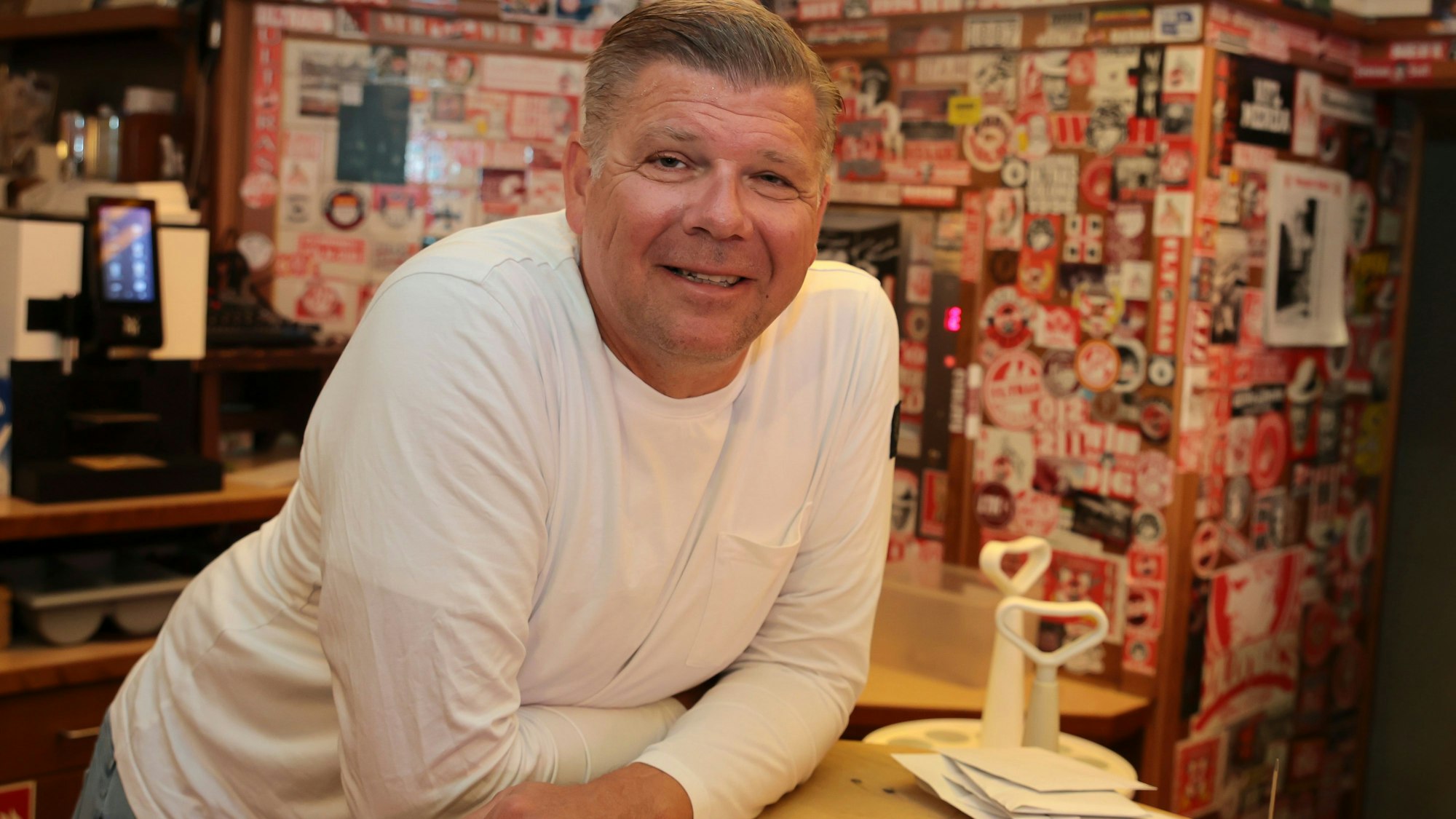 Im Reissdorf am Hahnentor wartet Martin Schlüter auf Gäste. Brauhäuser werben mit der Möglichkeit, bei ihnen mit Laptop wie im Homeoffice zu arbeiten.