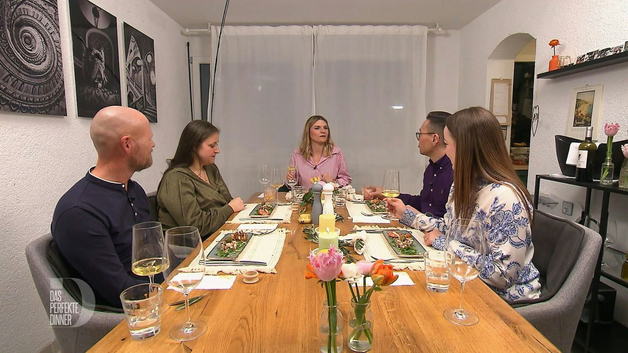 An Tag 3 trifft sich die Stuttgarter „Dinner“-Runde bei Joan (33) in Esslingen. (Bild: RTL)