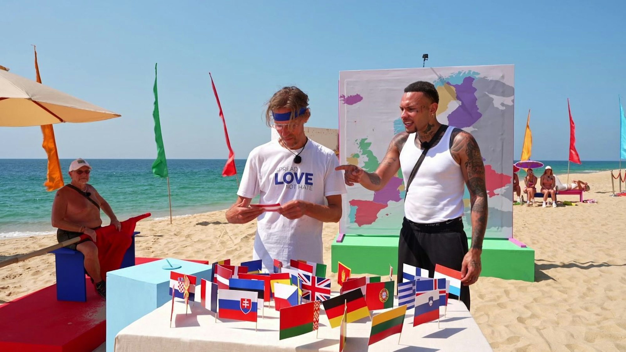 Beim Wissensspiel um europäische Länder gab es auch für Jens Hilbert (links) und Jona Steinig ausreichend Gelegenheit, sich zu blamieren. (Bild: RTL)