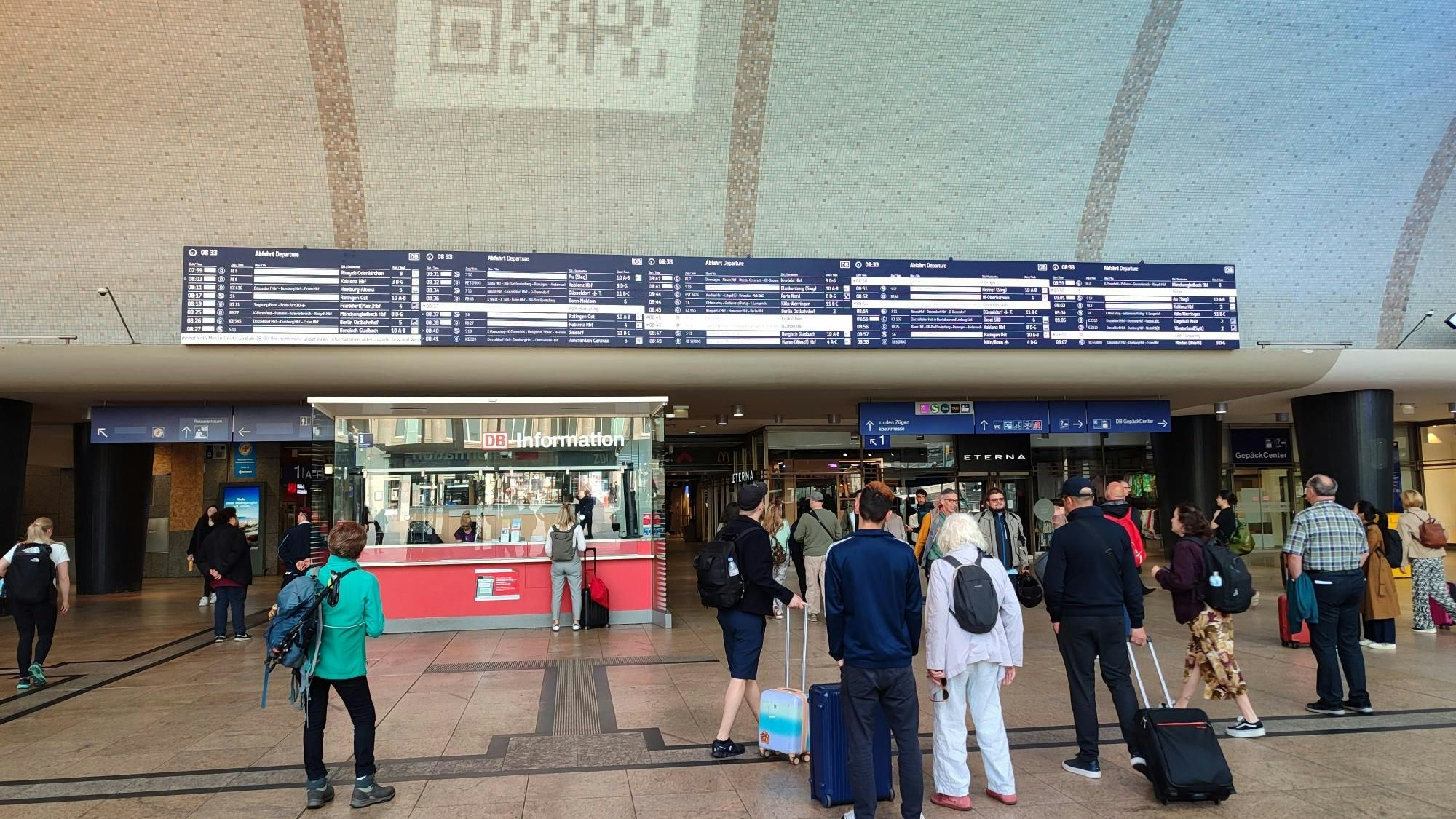 Der Hauptbahnhof in Köln muss nicht geräumt werden, die Auswirkungen sind aber auch hier zu spüren.