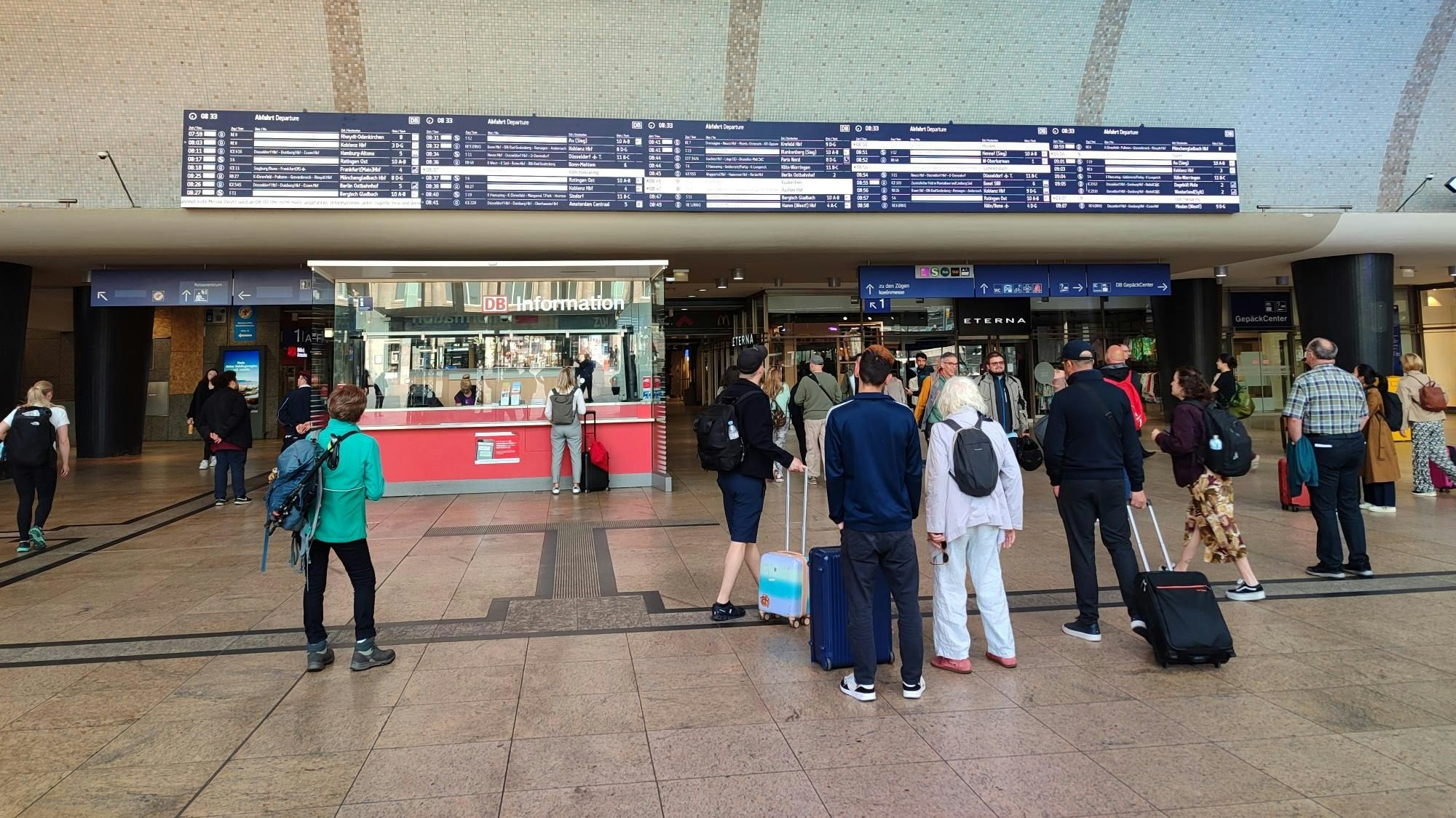 Auf der Schildergasse ist in Höhe des Kaufhofs Schluss. Immer wieder bleiben Radfahrer und Fußgänger stehen, während viele Menschen die Evakuierungszone verlassen.