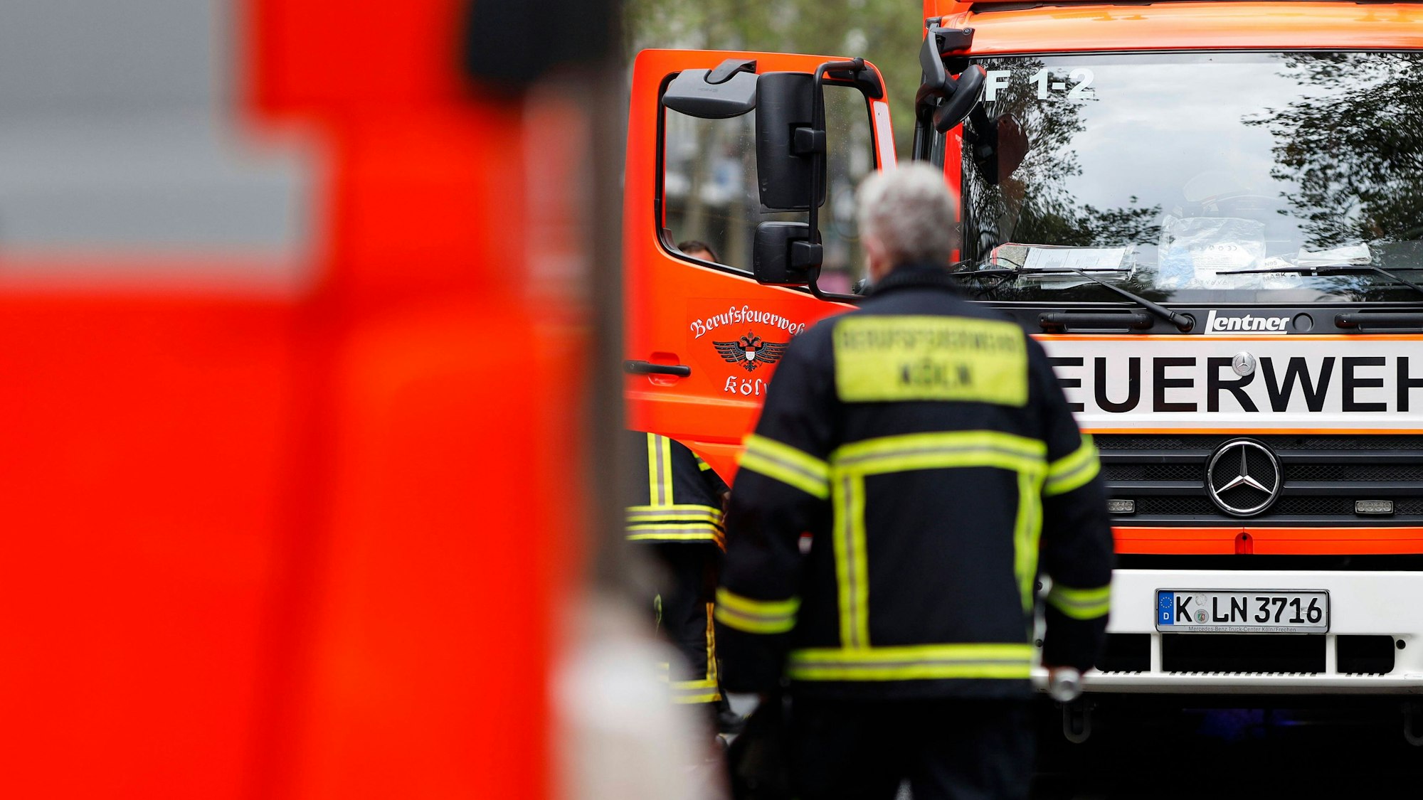 Einsatzkräfte der Feuerwehr Köln bei einem Einsatz.